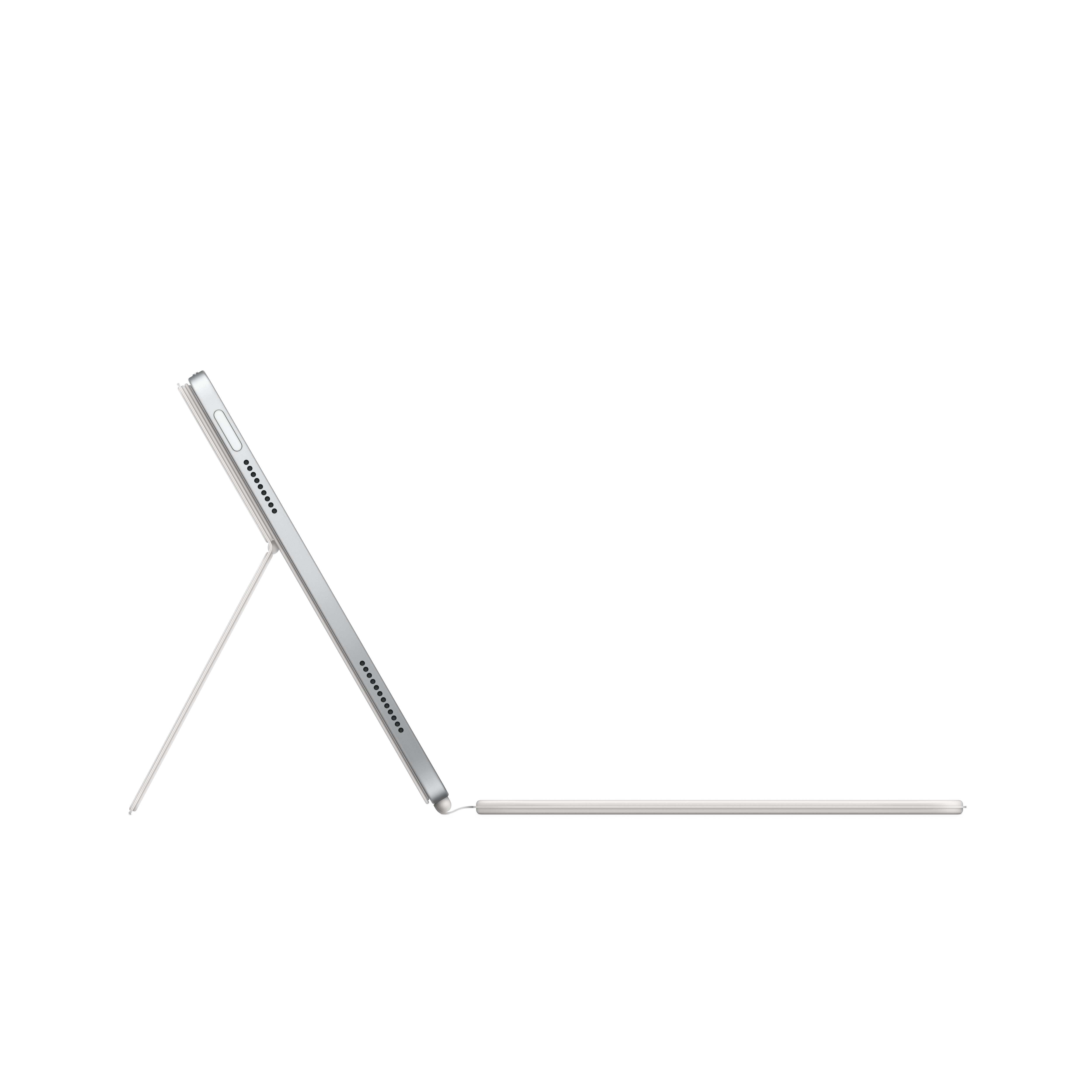 Un tablet d'argento con supporto è angolato. Uno stilo è collegato. Sfondo bianco.