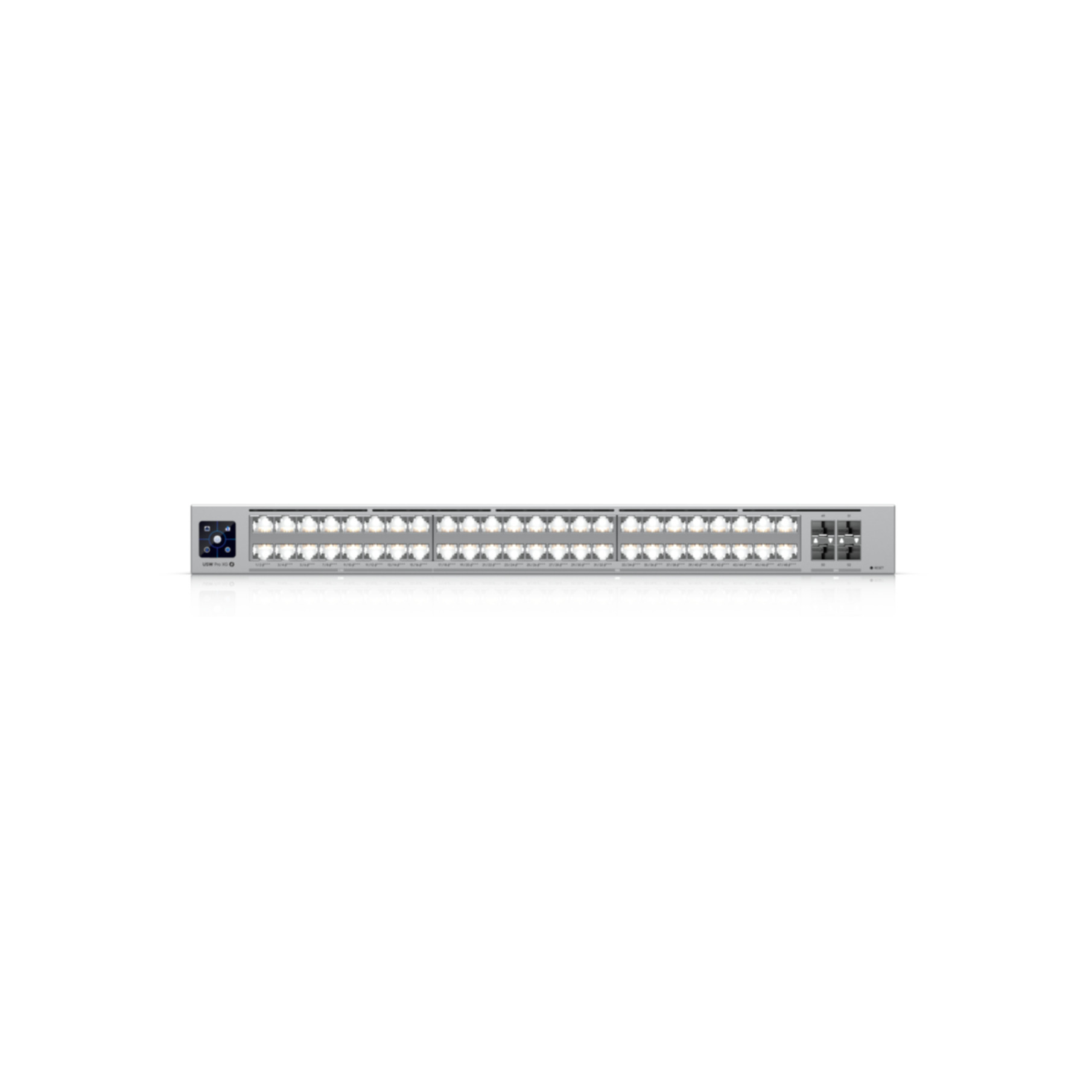 Uno switch di rete grigio con molte porte. Le luci sono accese. Sfondo bianco.