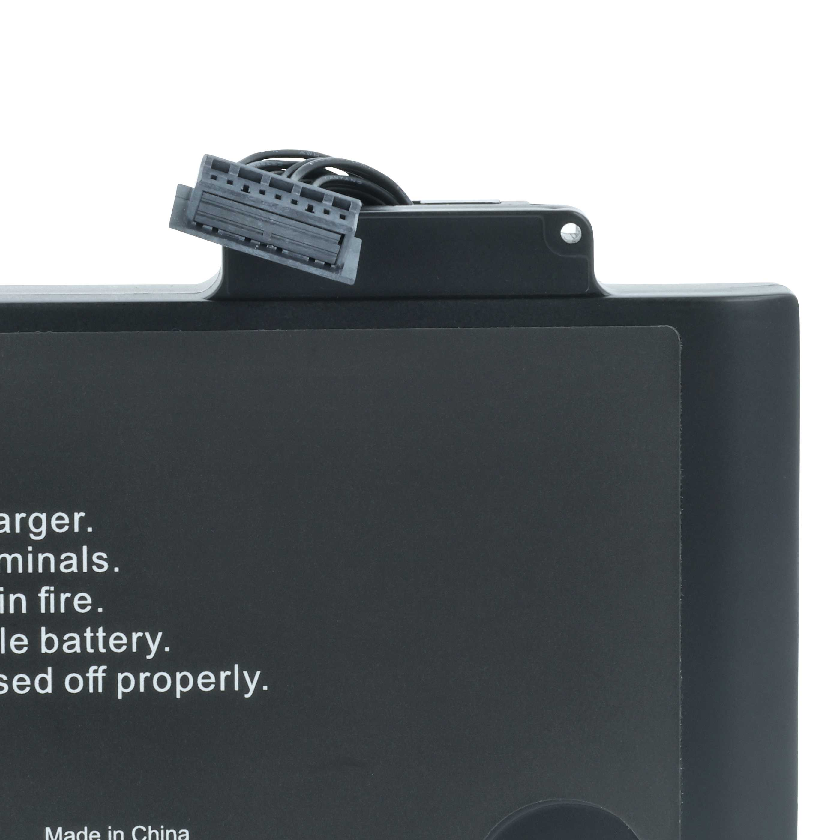 Nahaufnahme eines schwarzen Akkus mit einem grauen Stecker oben. Text ist auf dem Paket sichtbar.