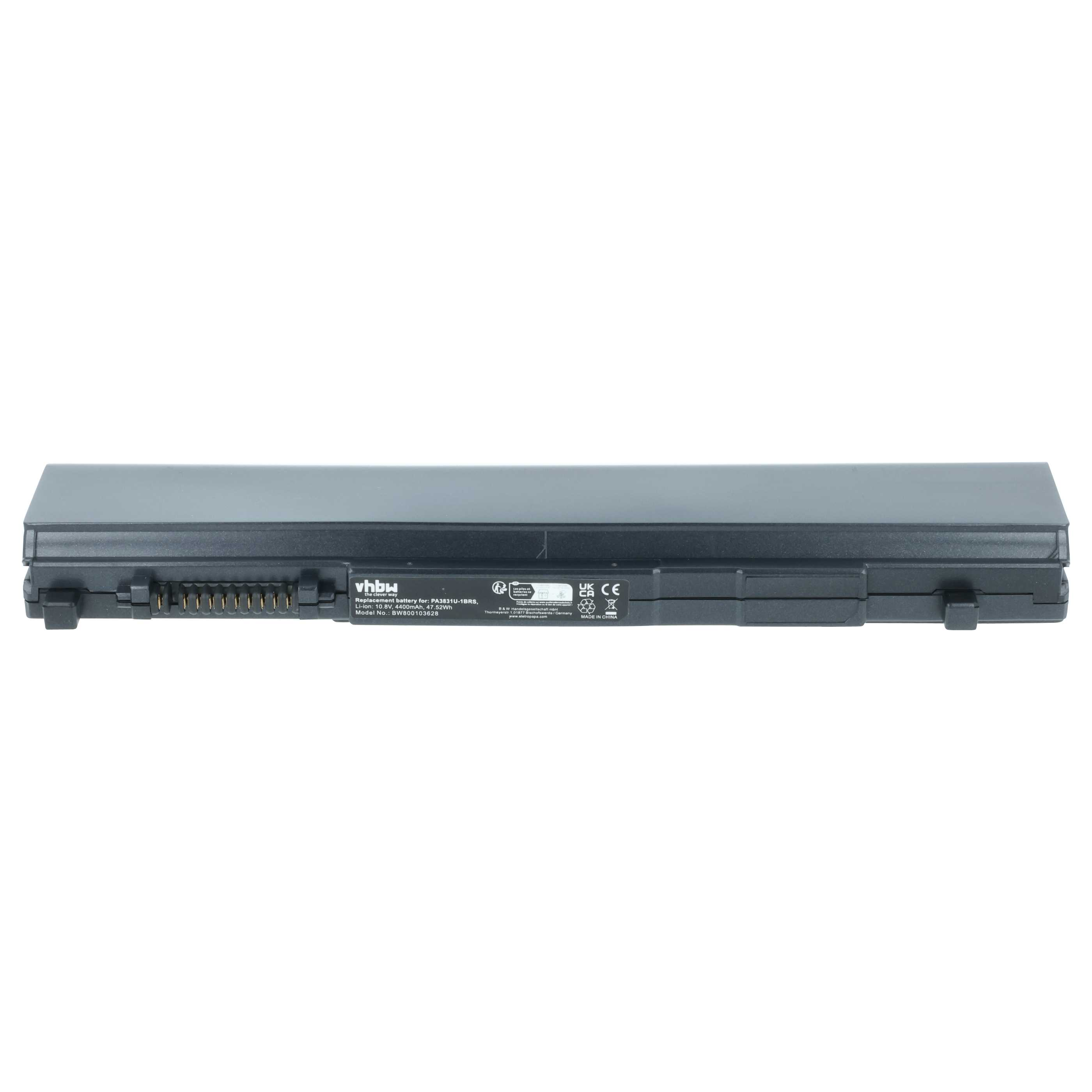 Ein schwarzer Laptop-Akku vor weißem Hintergrund. Auf der Oberfläche sind Etiketten und Anschlüsse zu sehen.