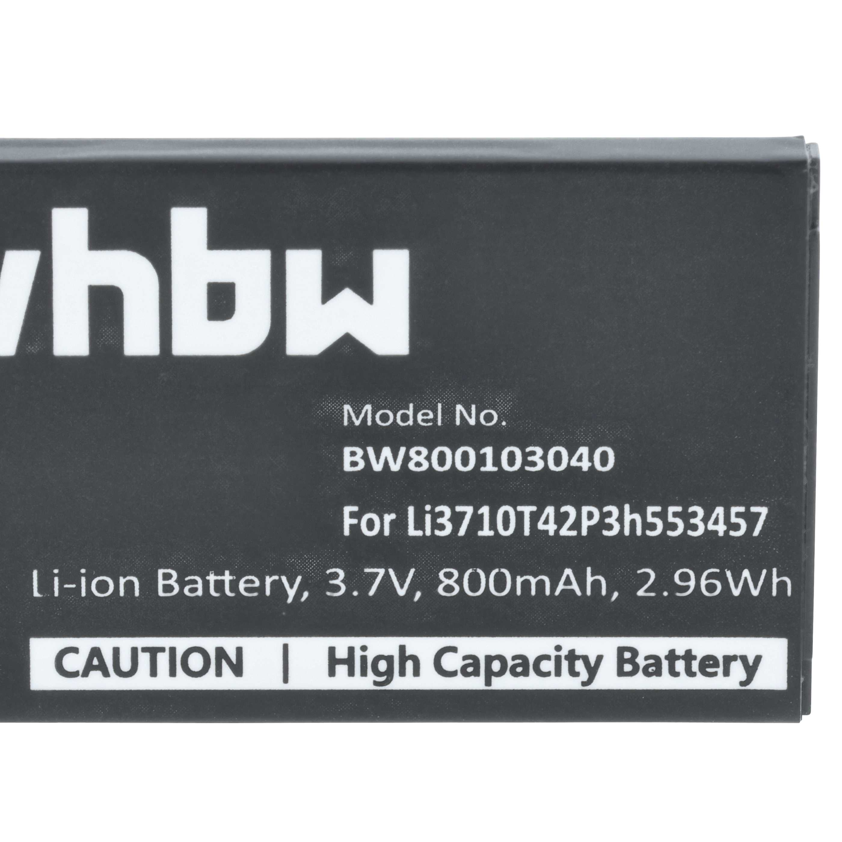 Nahaufnahme eines schwarzen Batterieetiketts mit weißem Text. Es zeigt Modellnummer, Batterietyp und Vorsicht.