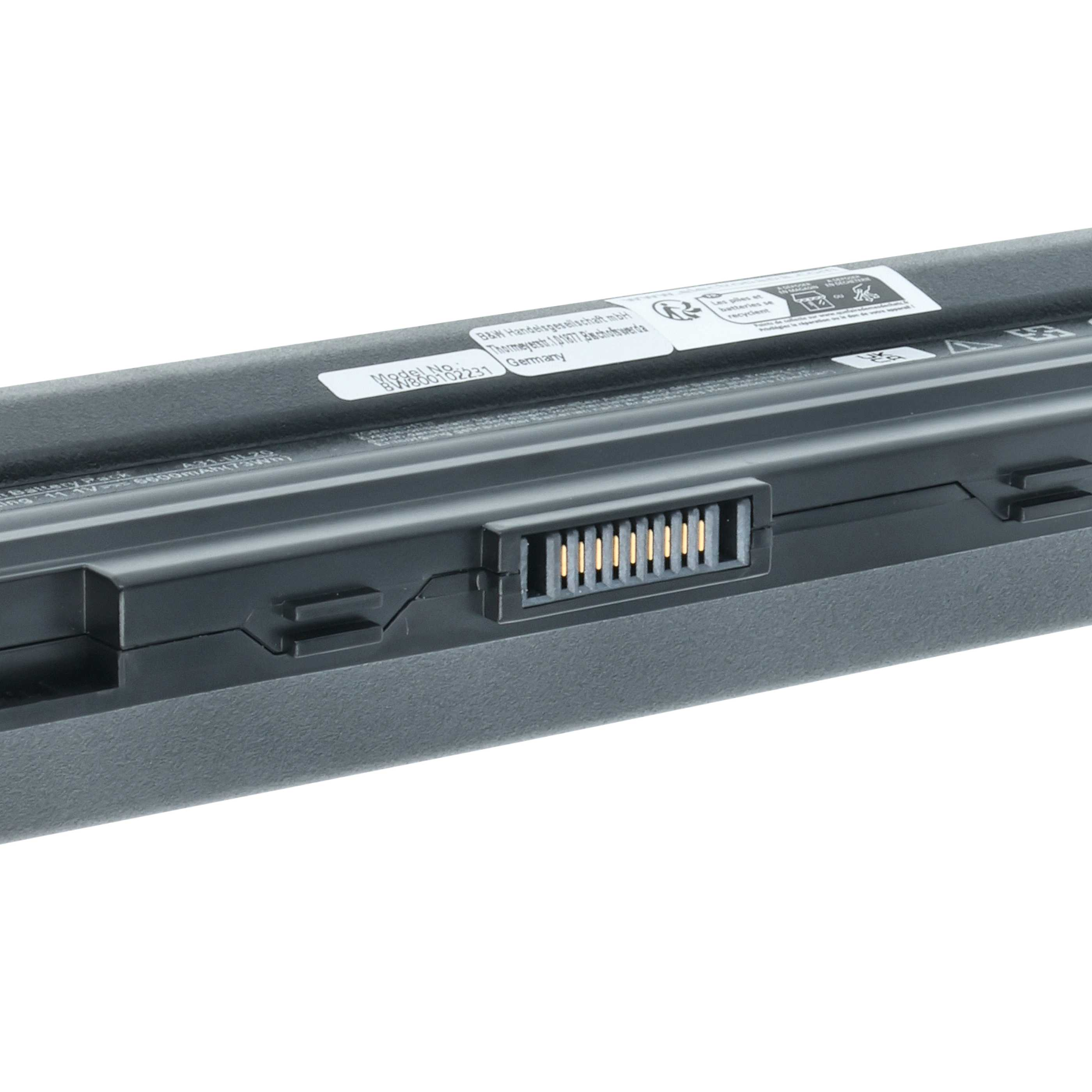 Nahaufnahme eines schwarzen Laptop-Akkus mit Anschluss und Etiketten auf weißem Hintergrund.