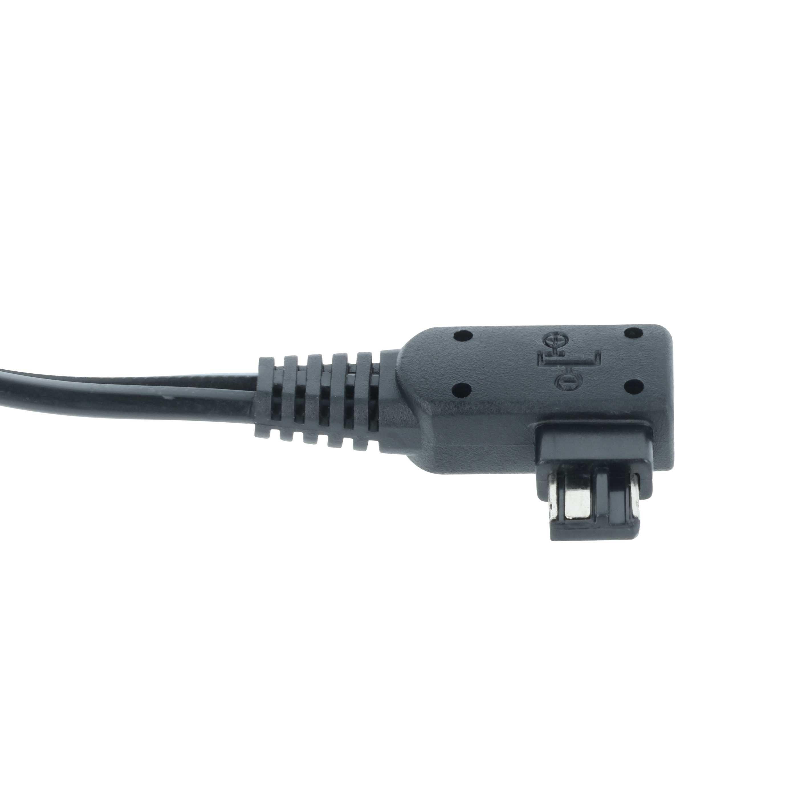 Ein schwarzer, abgewinkelter Kabelanschluss auf weißem Hintergrund. Der Stecker hat eine rechteckige Form mit Stiften.