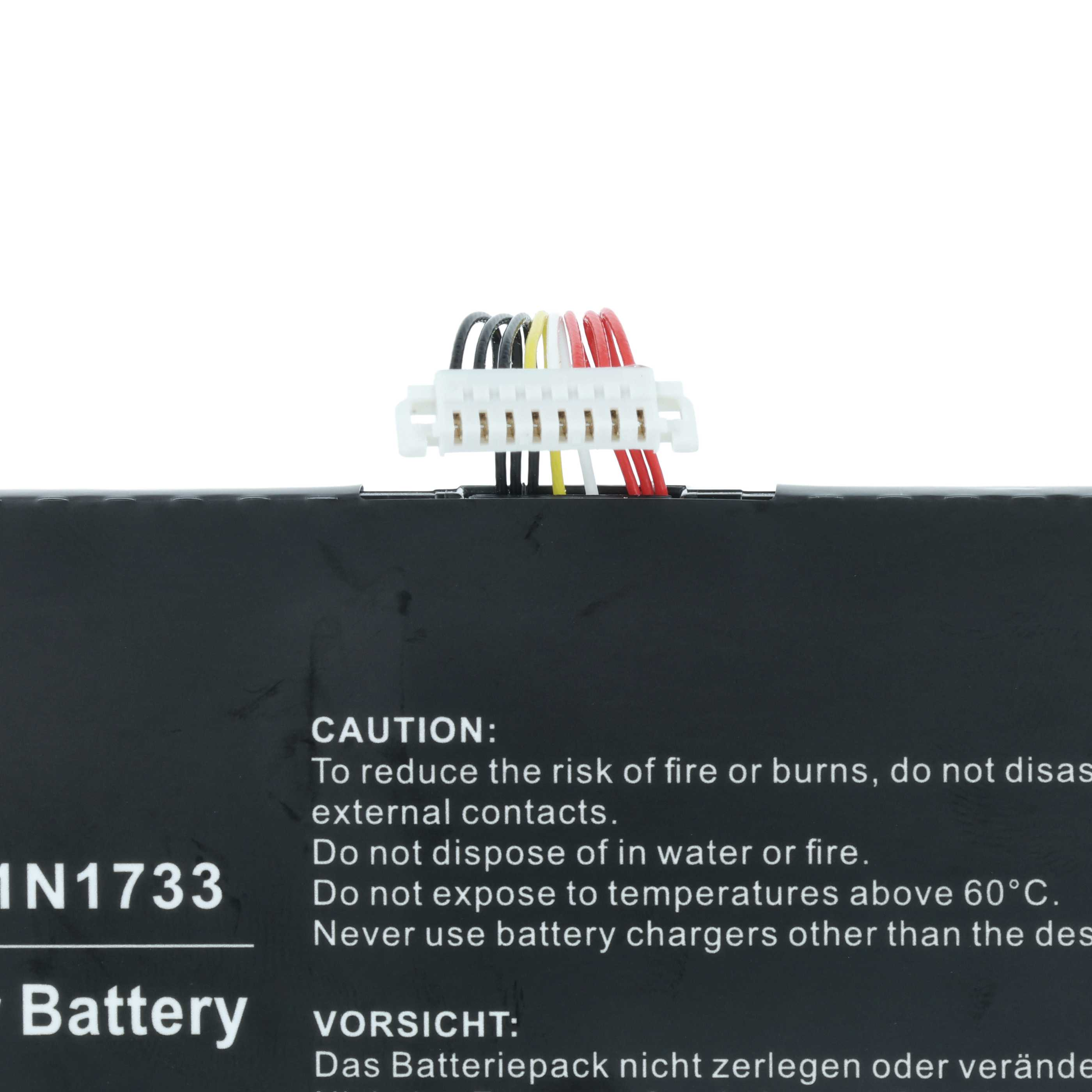 Nahaufnahme eines Batterieanschlusses mit mehrfarbigen Drähten, verbunden mit einem schwarzen Akkupack. Text auf dem Pack warnt.