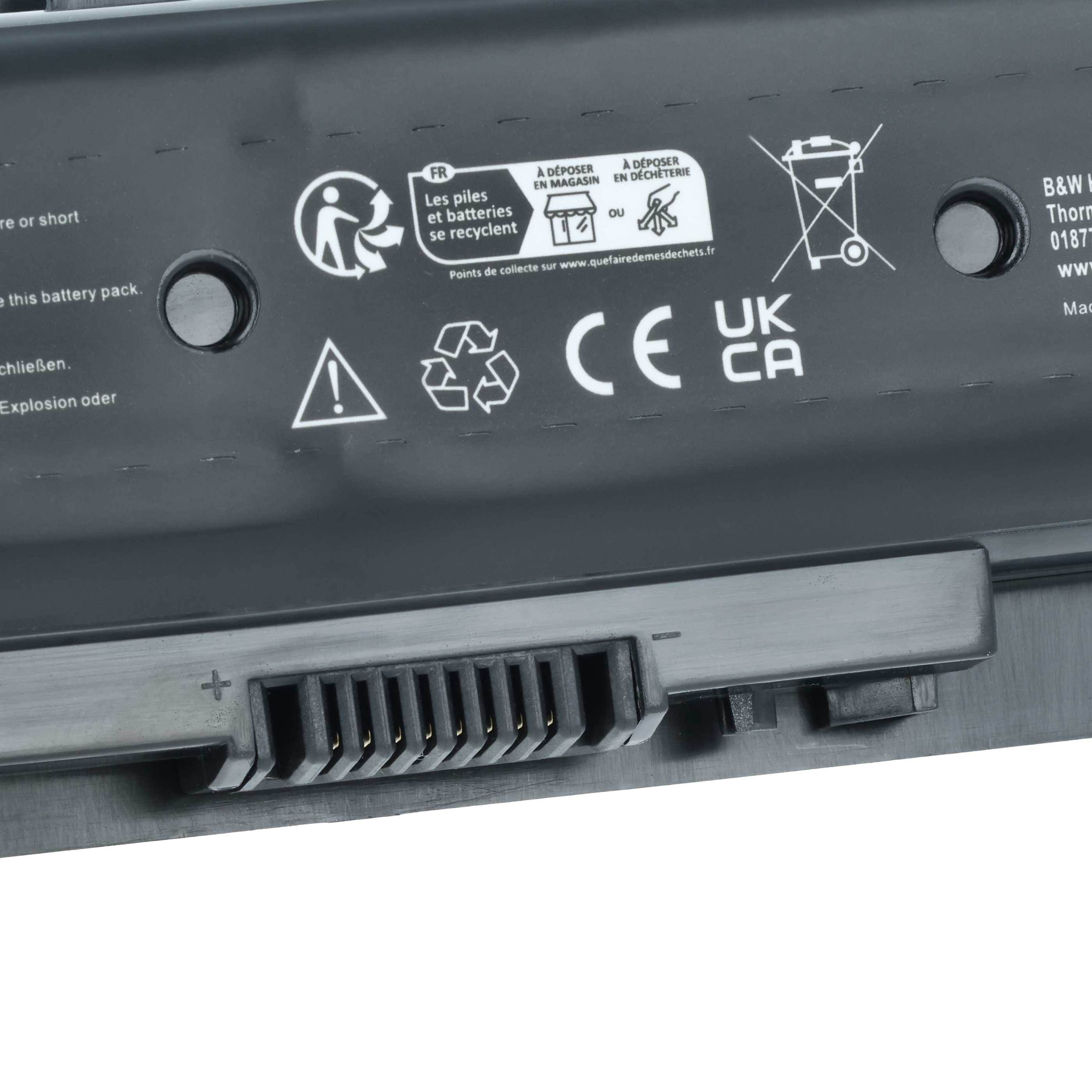 Nahaufnahme eines schwarzen Akkus mit Recycling-Symbolen und Warnhinweisen. Stecker und Pluszeichen sind sichtbar.