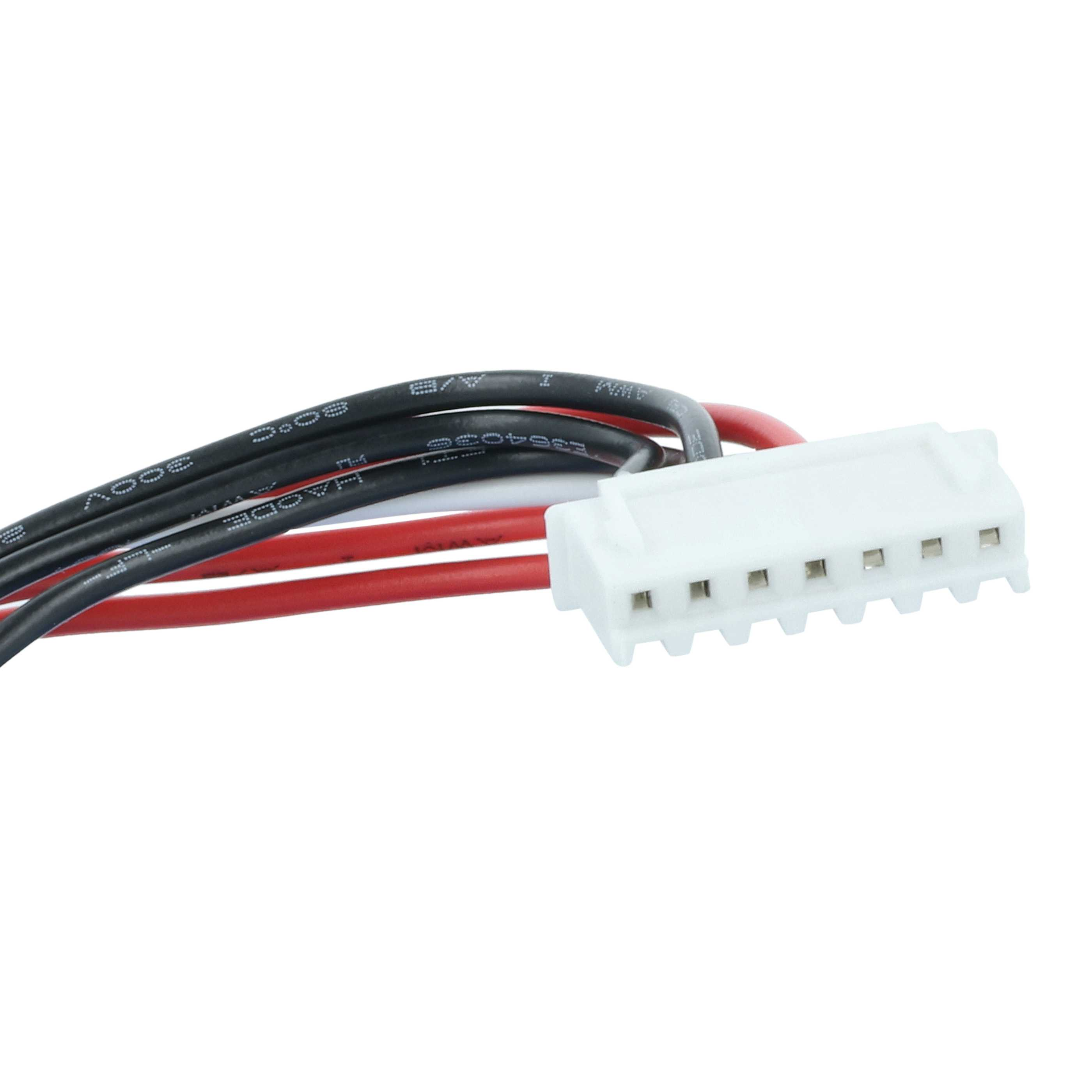 Ein weißer Stecker mit sieben Pins ist auf weißem Hintergrund an schwarzen und roten Drähten befestigt.