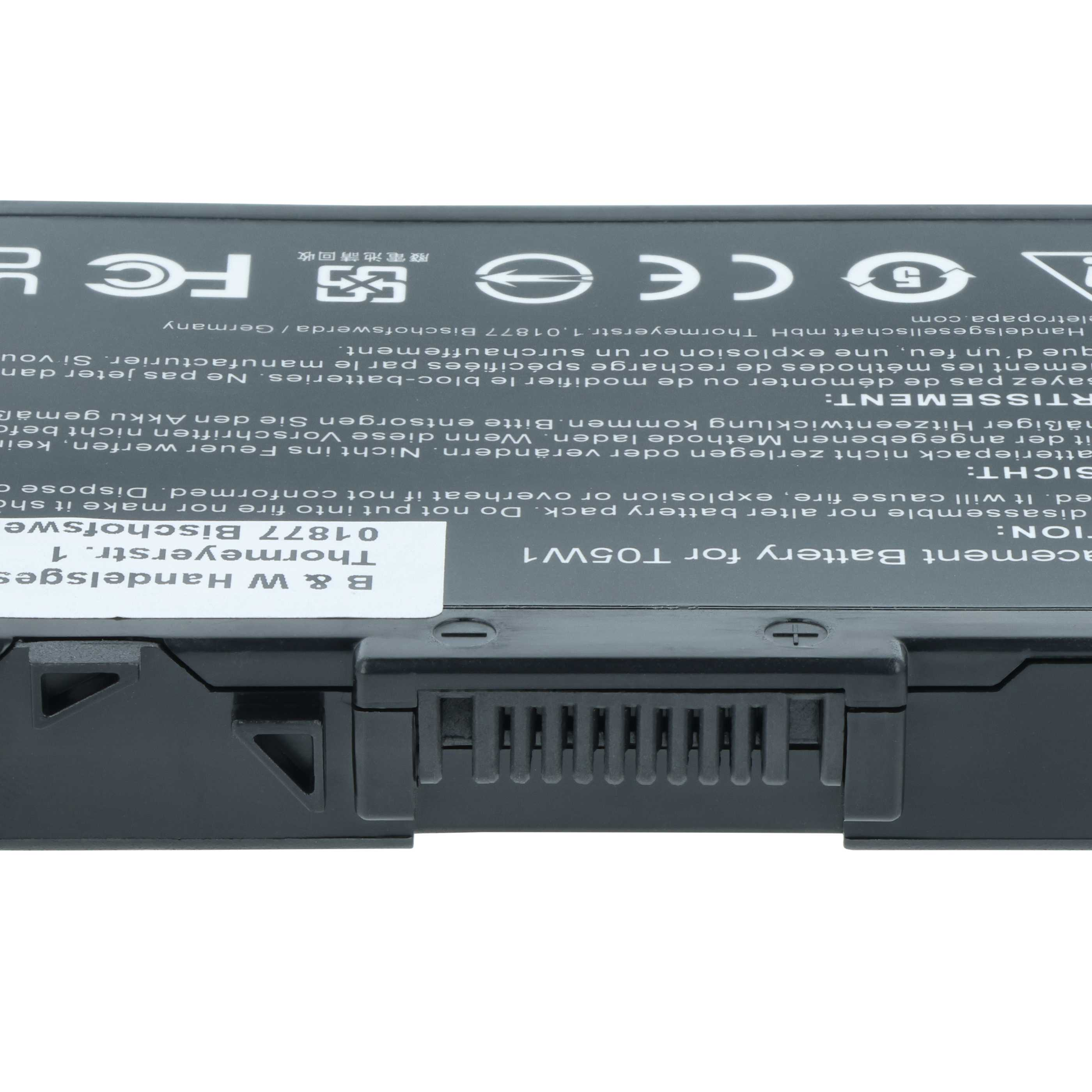 Schwarzer Laptop-Akku mit Text. Der Akku hat ein Etikett mit weißem Text. Teil eines schwarzen Laptops.