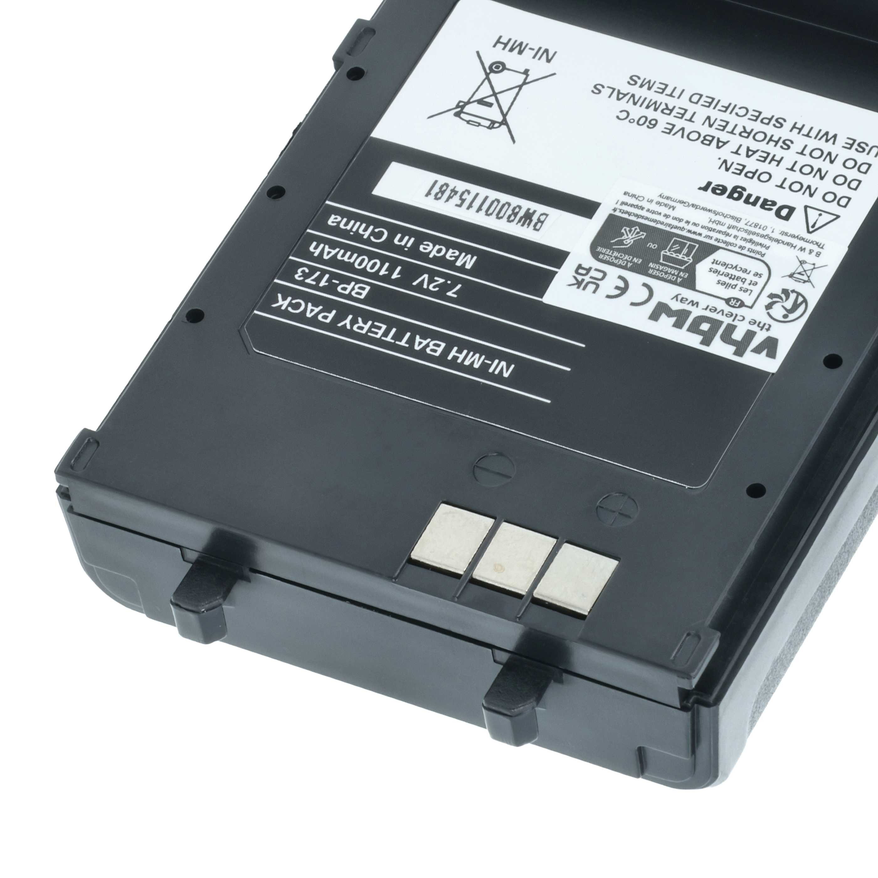 Ein schwarzes NI-MH-Akkupack. Es hat weiße Etiketten mit Text und einem Warnsymbol. Es gibt auch drei Metallpads.