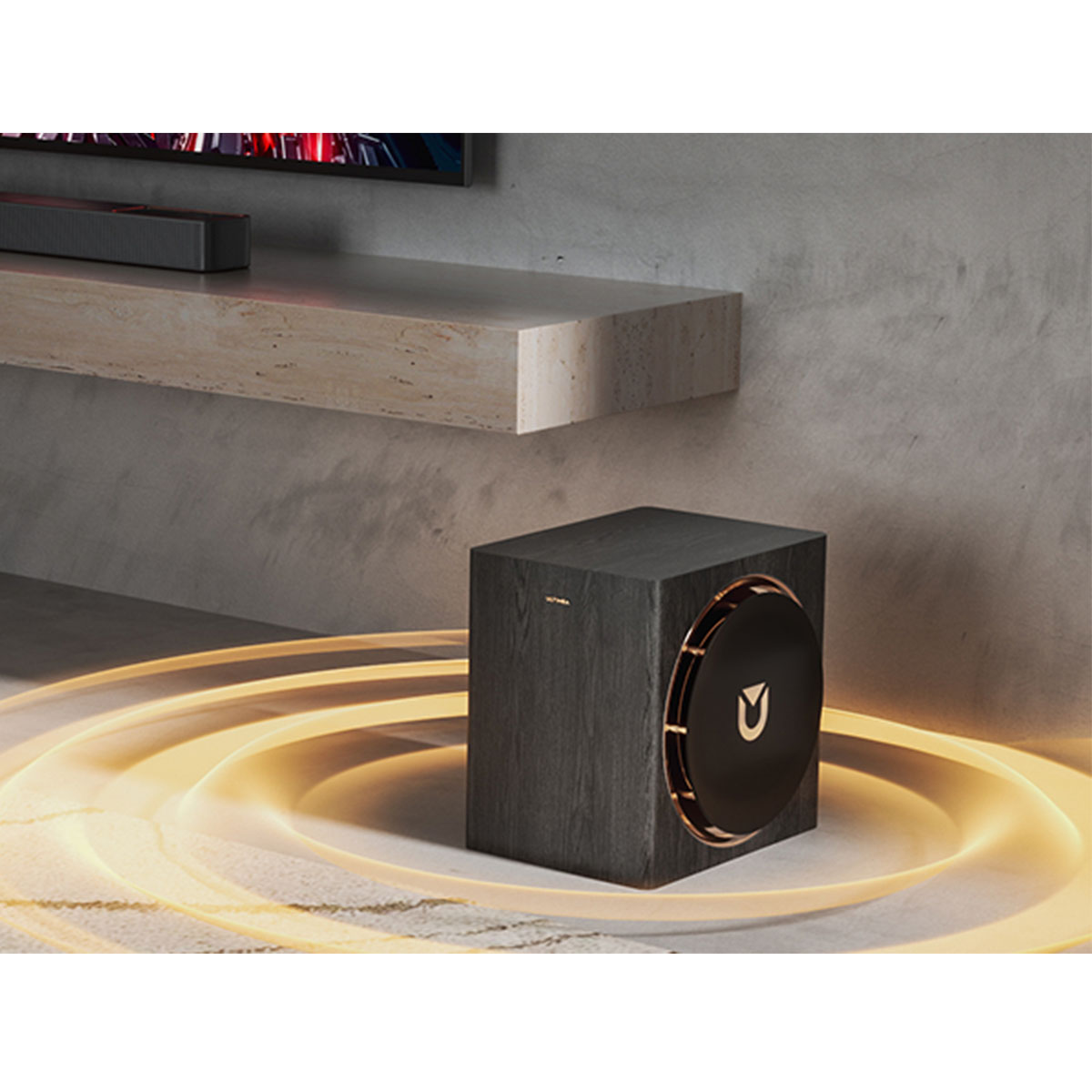 Ciemny drewniany subwoofer ze złotymi akcentami stoi na powierzchni. Nad nim półka z soundbarem.