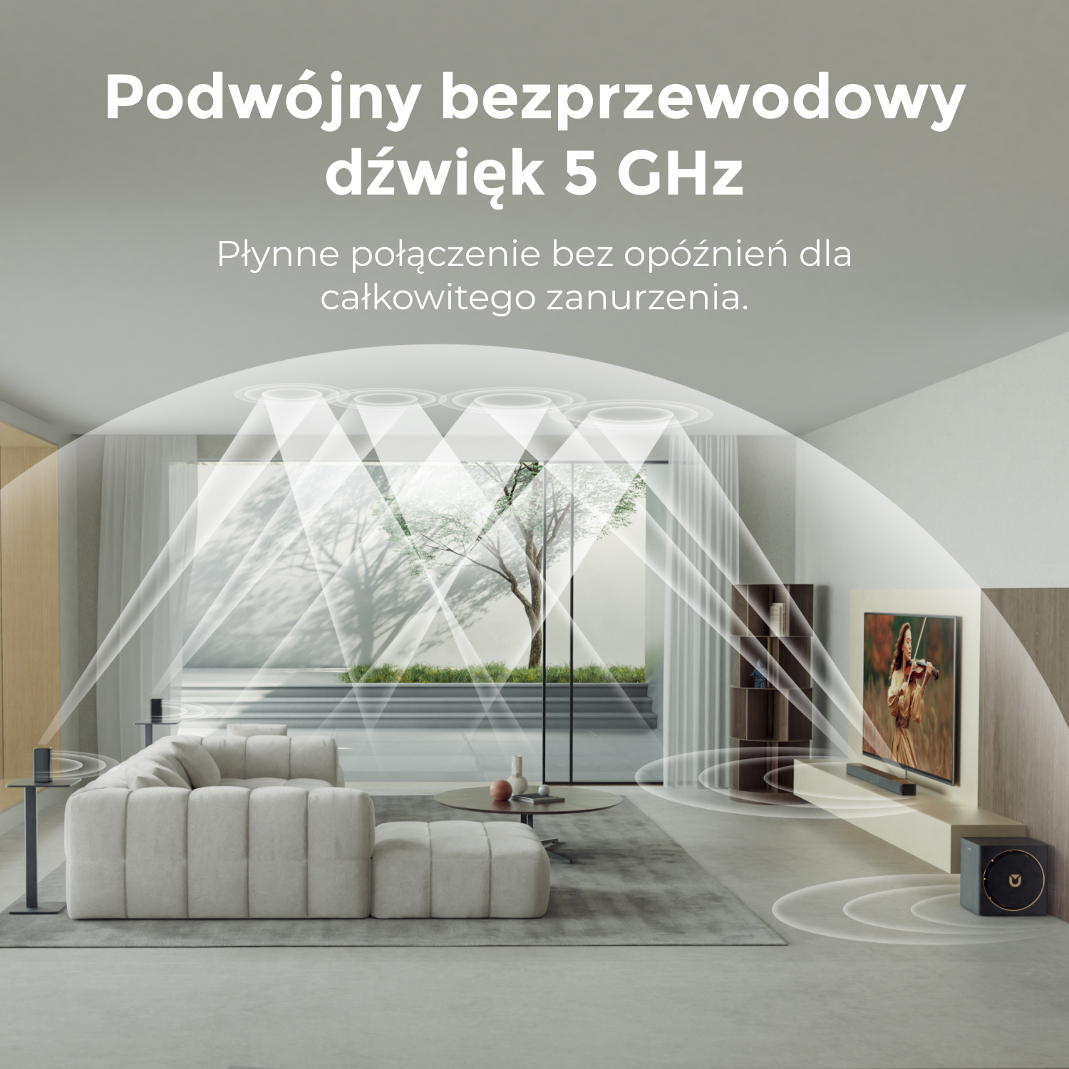 Nowoczesny salon z systemem dźwiękowym. Duża biała sofa, telewizor i subwoofer widoczne. Linie wskazują fale dźwiękowe.