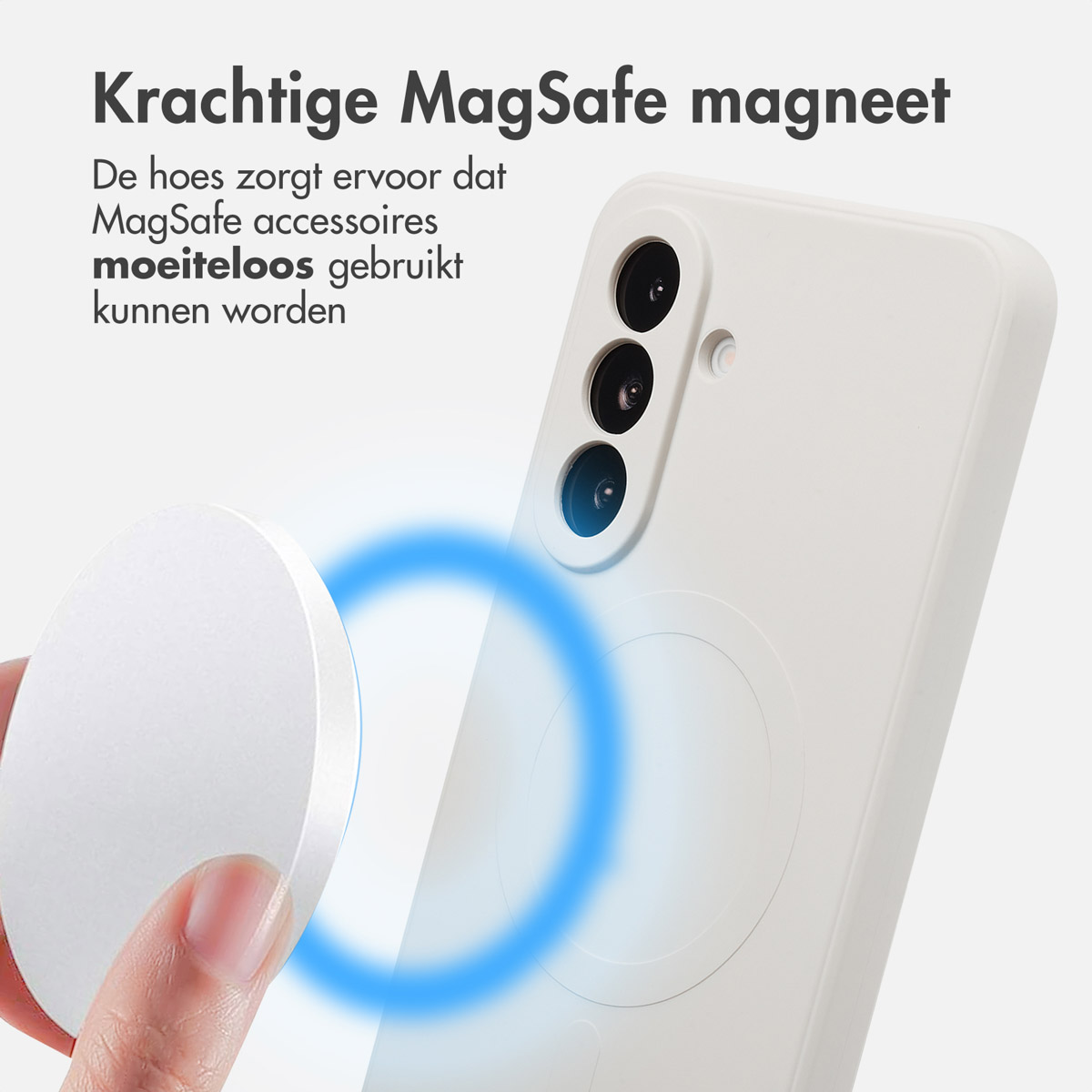 Een witte telefoonhoes met drie cameralenzen wordt getoond met een wit cirkelvormig accessoire. Een blauwe aura omringt ze.