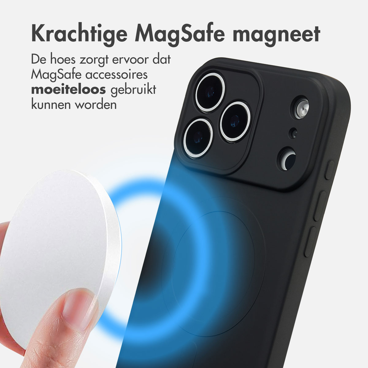 Een hand houdt een witte MagSafe-accessoire vast in de buurt van een zwarte telefoon met blauwe magnetische veldlijnen. Tekst: Krachtige MagSafe magneet.