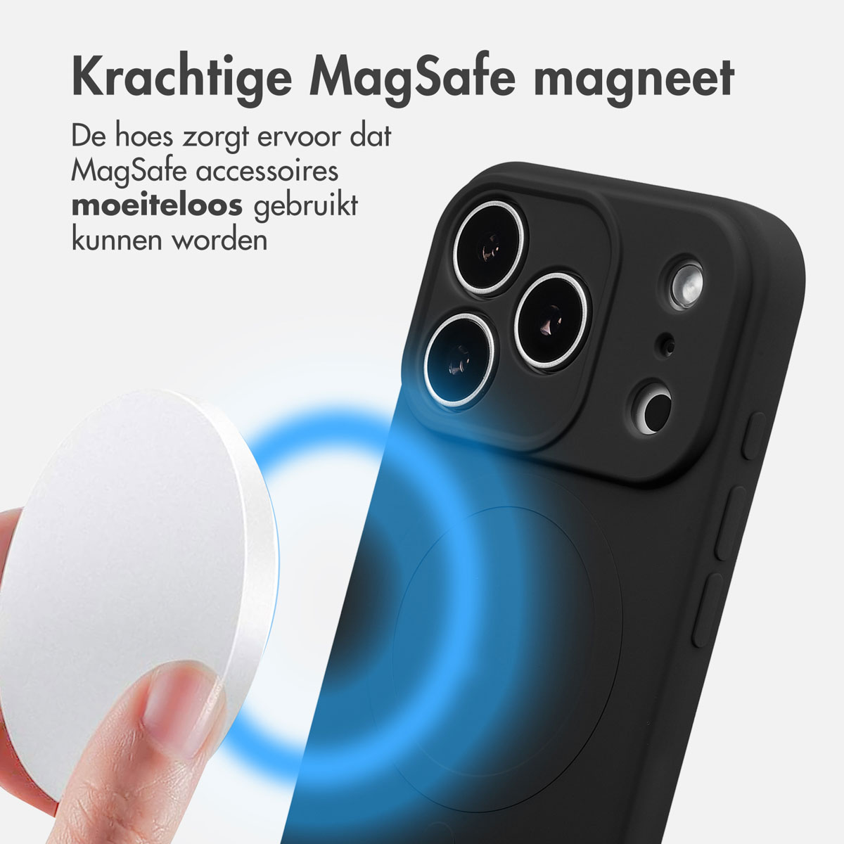 Un disque blanc est tenu près d'une coque de téléphone noire. La lumière bleue émane de l'étui, texte MagSafe magnet.