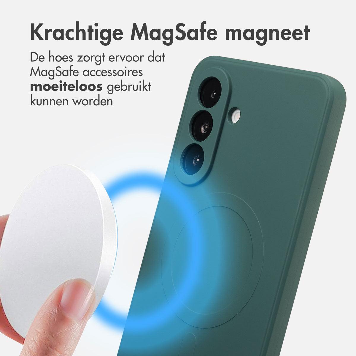 Une main tient un accessoire MagSafe blanc près d'une coque de téléphone verte. L'effet d'énergie bleue souligne la connexion magnétique.
