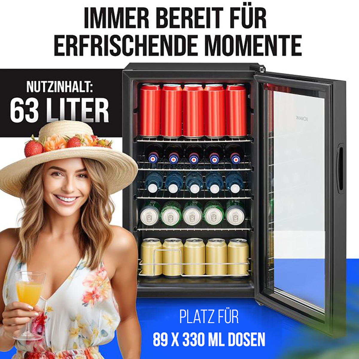 Donna con cappello e bevanda sorride vicino a frigorifero aperto pieno di bevande.