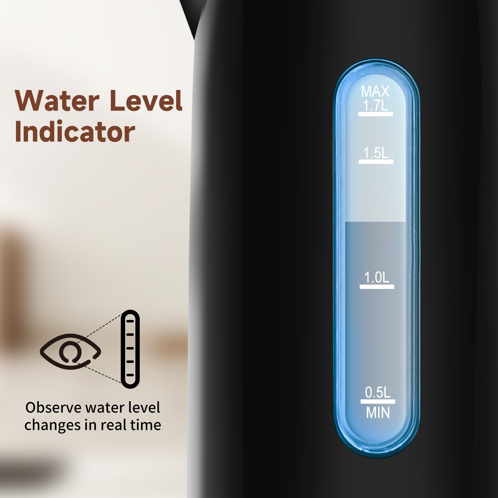 Nahaufnahme eines schwarzen Wasserkochers mit Wasserstandsanzeige. Die Anzeige zeigt den Wasserstand zwischen 0,5 l und 1,0 l.