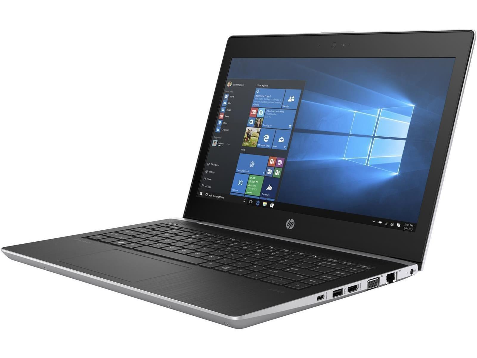 Silberner HP-Laptop geöffnet. Windows-Bildschirm sichtbar. Tastatur und Trackpad im Vordergrund. Bildschirm zeigt Apps.