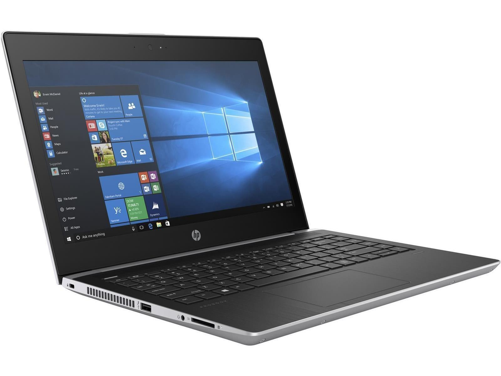 Ein offener HP-Laptop zeigt die Windows 10-Oberfläche an. Der Laptop befindet sich auf einer weißen Oberfläche.