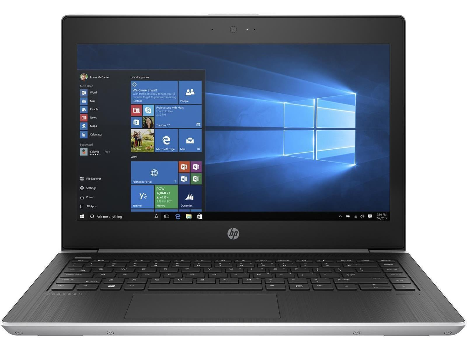 Ein HP ProBook-Laptop ist geöffnet und zeigt eine Windows-Oberfläche, Tastatur sichtbar, mit Webcam.