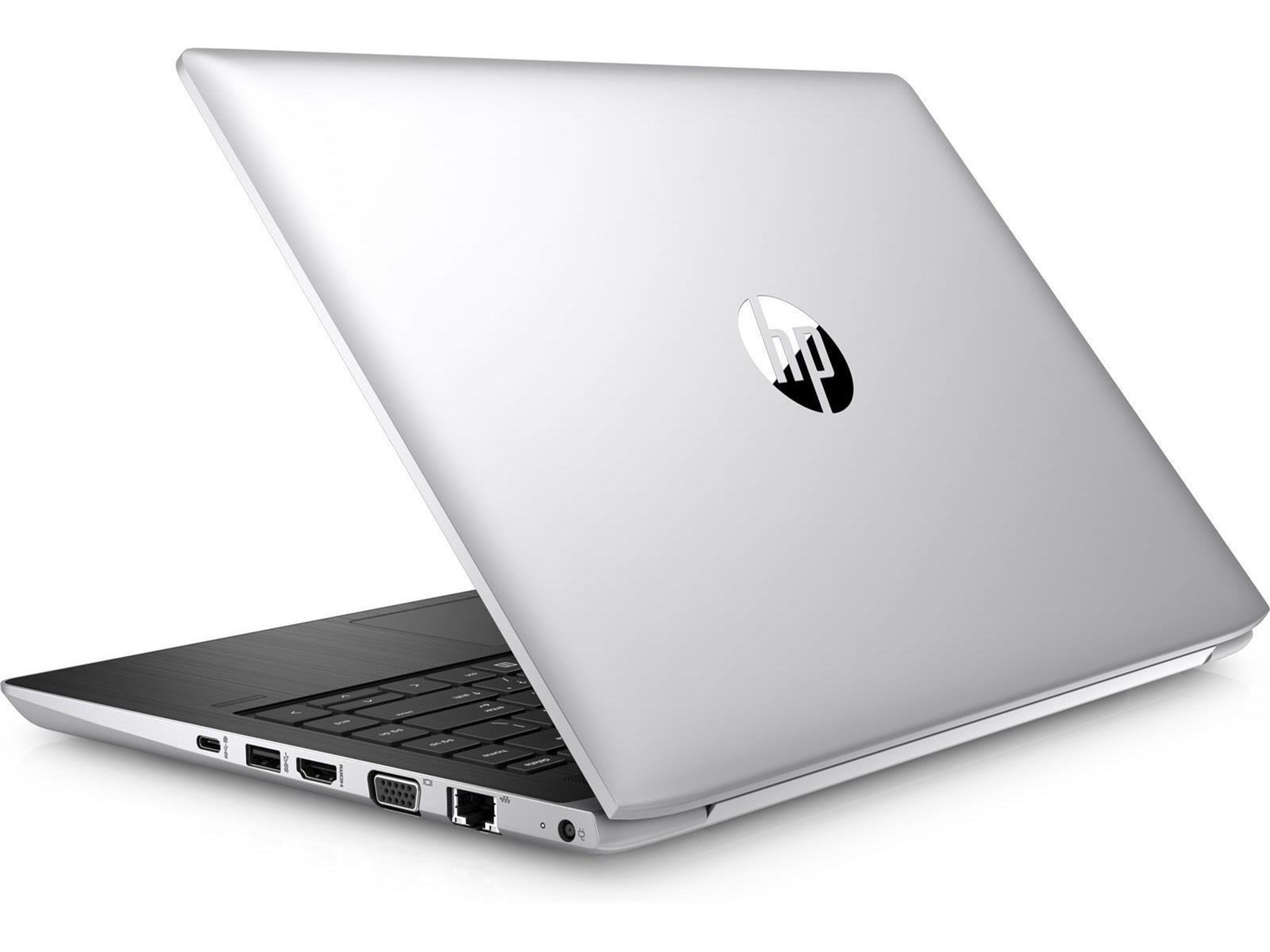 Silberner HP-Laptop auf weißer Oberfläche geöffnet. Der Deckel hat ein HP-Logo. Die Tastatur ist schwarz.