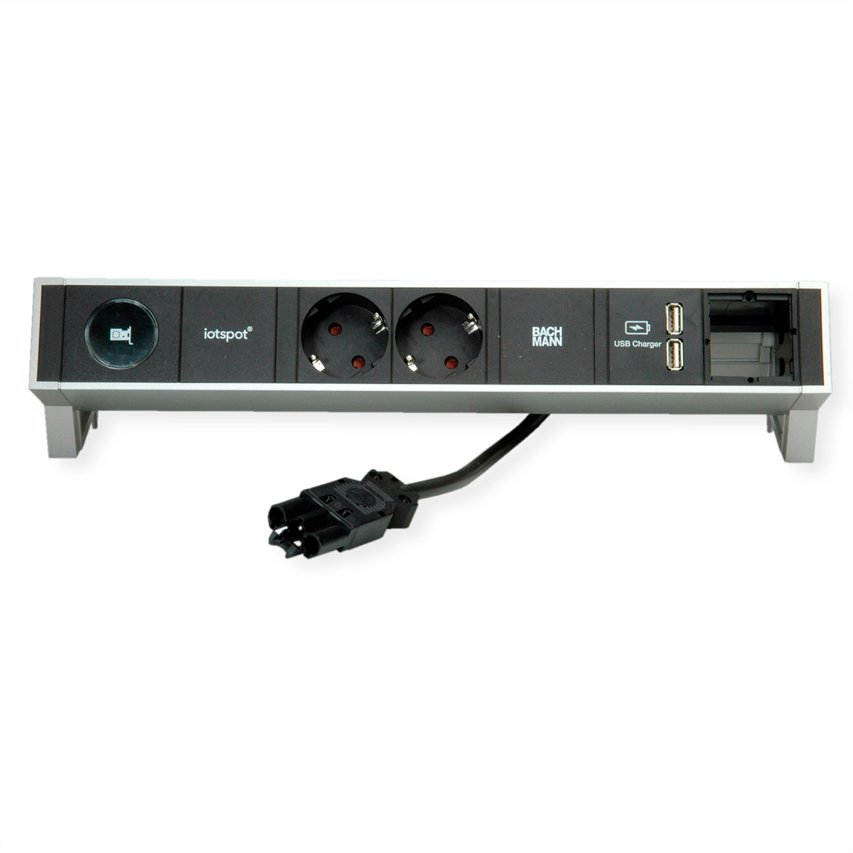 Ein silbernes und schwarzes Verlängerungskabel mit zwei Steckdosen, USB-Anschlüssen und einem Stromkabel. Es hat die Markennamen 'iotspot' und 'Bachmann'.