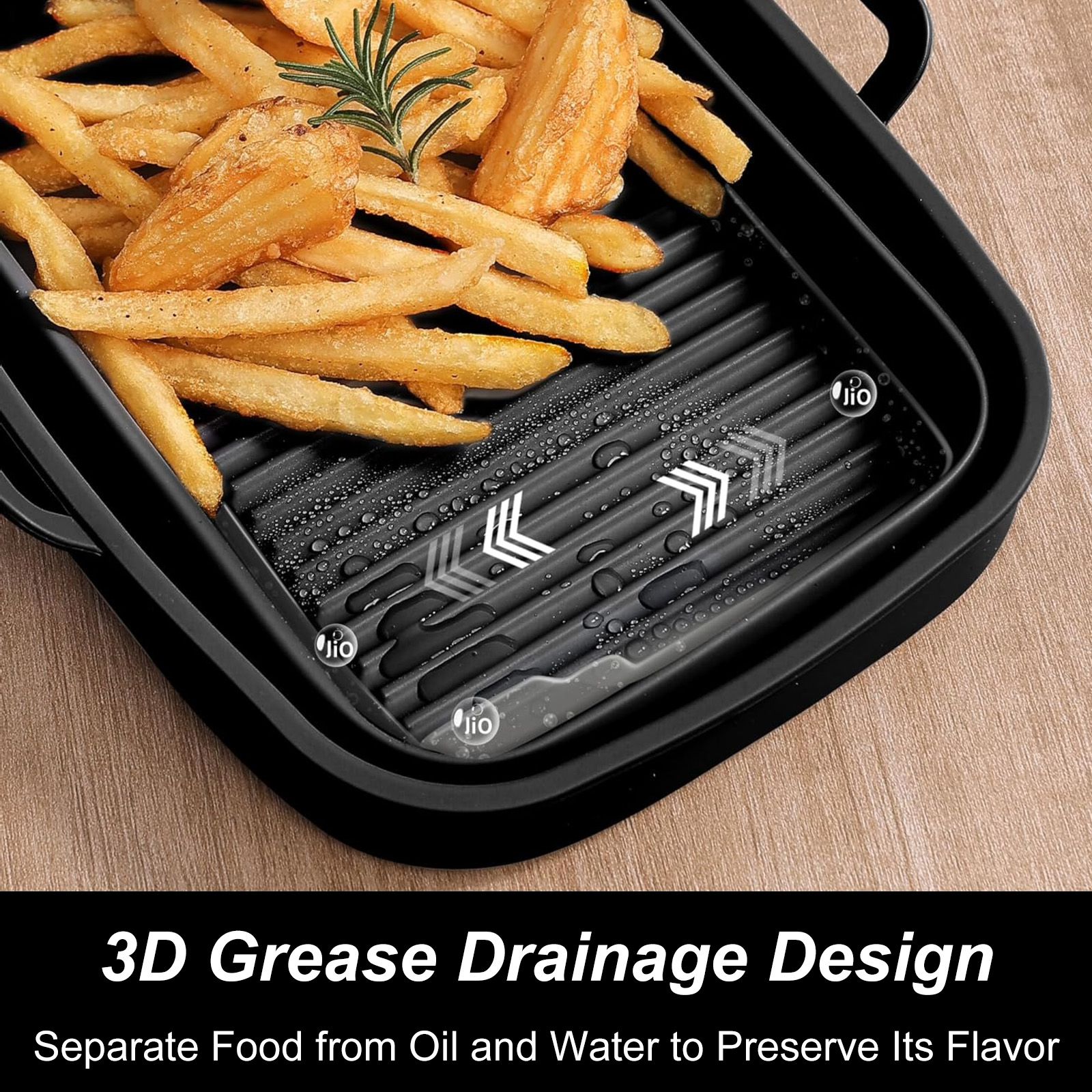 Goldbraune Pommes in einer schwarzen Schale mit Fettablauf. Rosmarinzweig oben. Text: 3D Fettablauf Design.