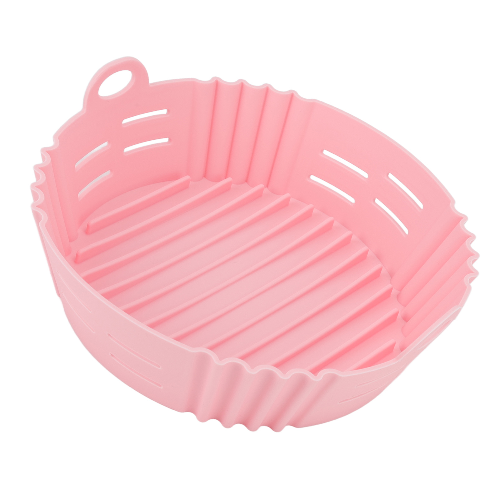 Ein rosa Silikon-Airfryer-Korb. Er hat eine ovale Form mit Rillen und kleinen Griffen. Der Hintergrund ist weiß.