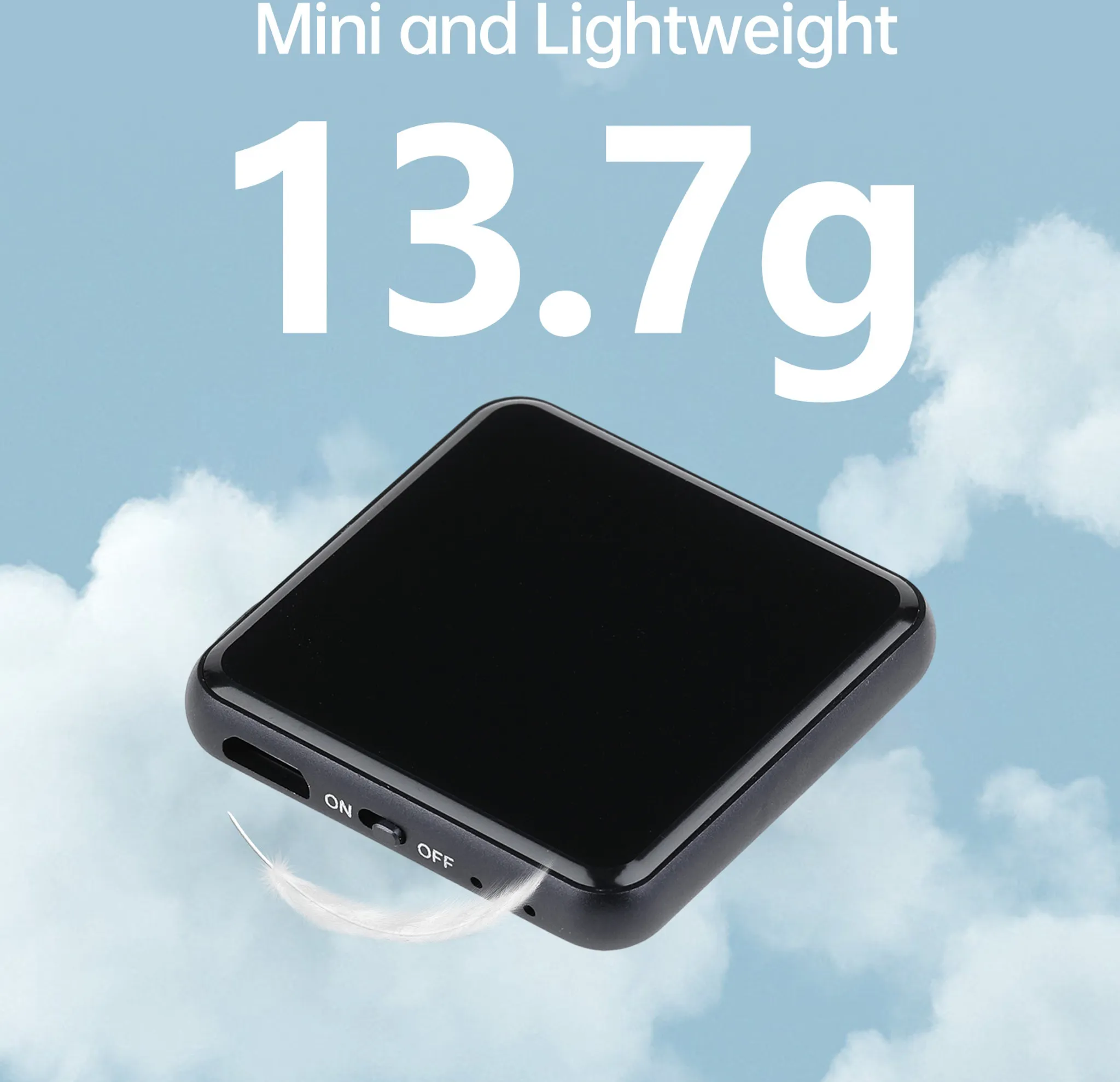 Schwarzer Audiorekorder mit einem Gewicht von 13,7 g, der auf einem hellblauen Hintergrund schwebt. Der Rekorder hat einen Ein-/Ausschalter.