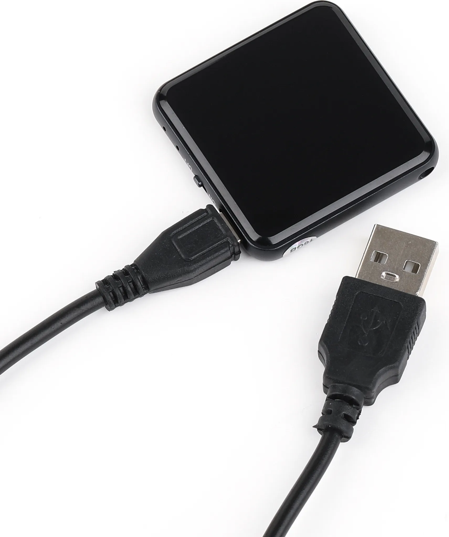 Ein schwarzes Gerät mit einem USB-Kabel und ein anderes USB-Kabel. Alles auf weißem Hintergrund.
