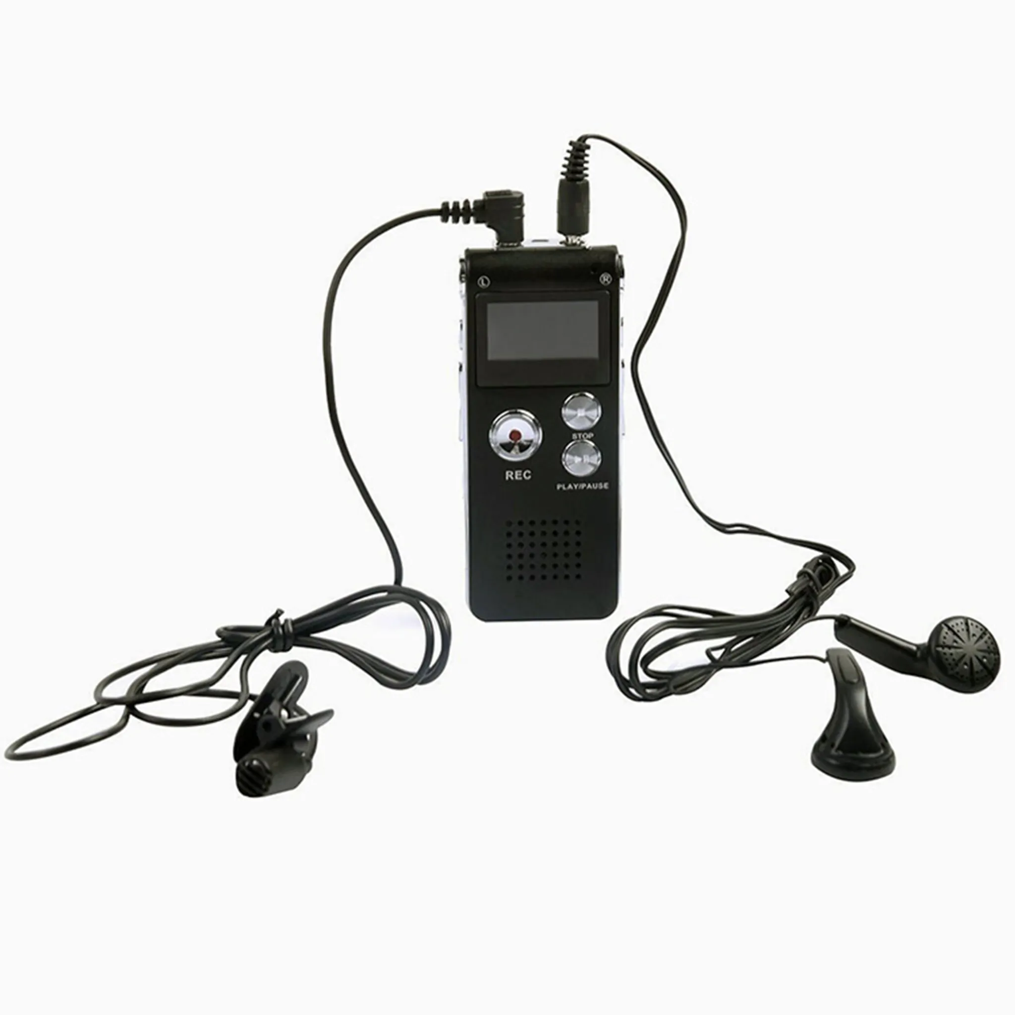 Ein schwarzes digitales Aufnahmegerät mit Kopfhörern und einem Mikrofon auf weißem Hintergrund. Kabel verbinden sie.