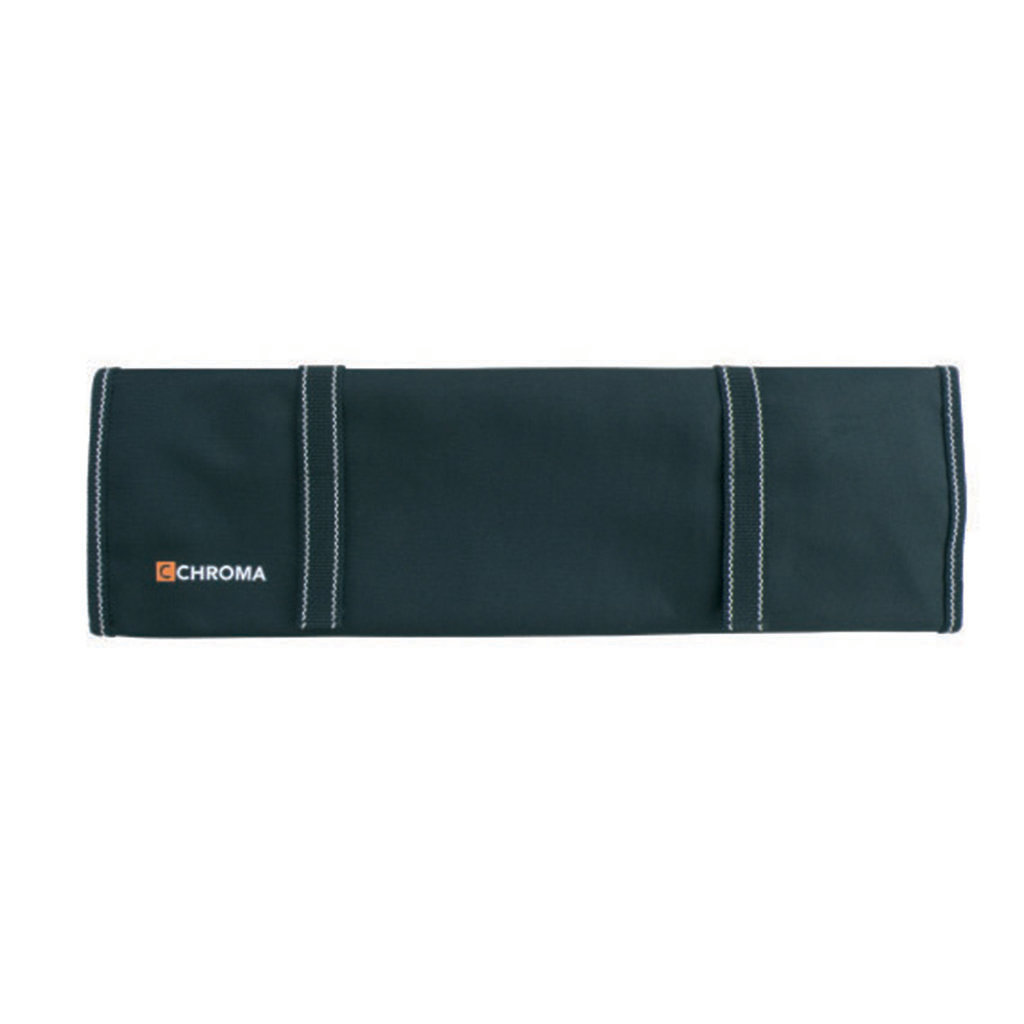 Eine dunkelgrüne Chroma-Messertasche liegt horizontal. Sie hat weiße Nähte und ein Chroma-Logo. Zwei weiß genähte Bänder kreuzen sie.