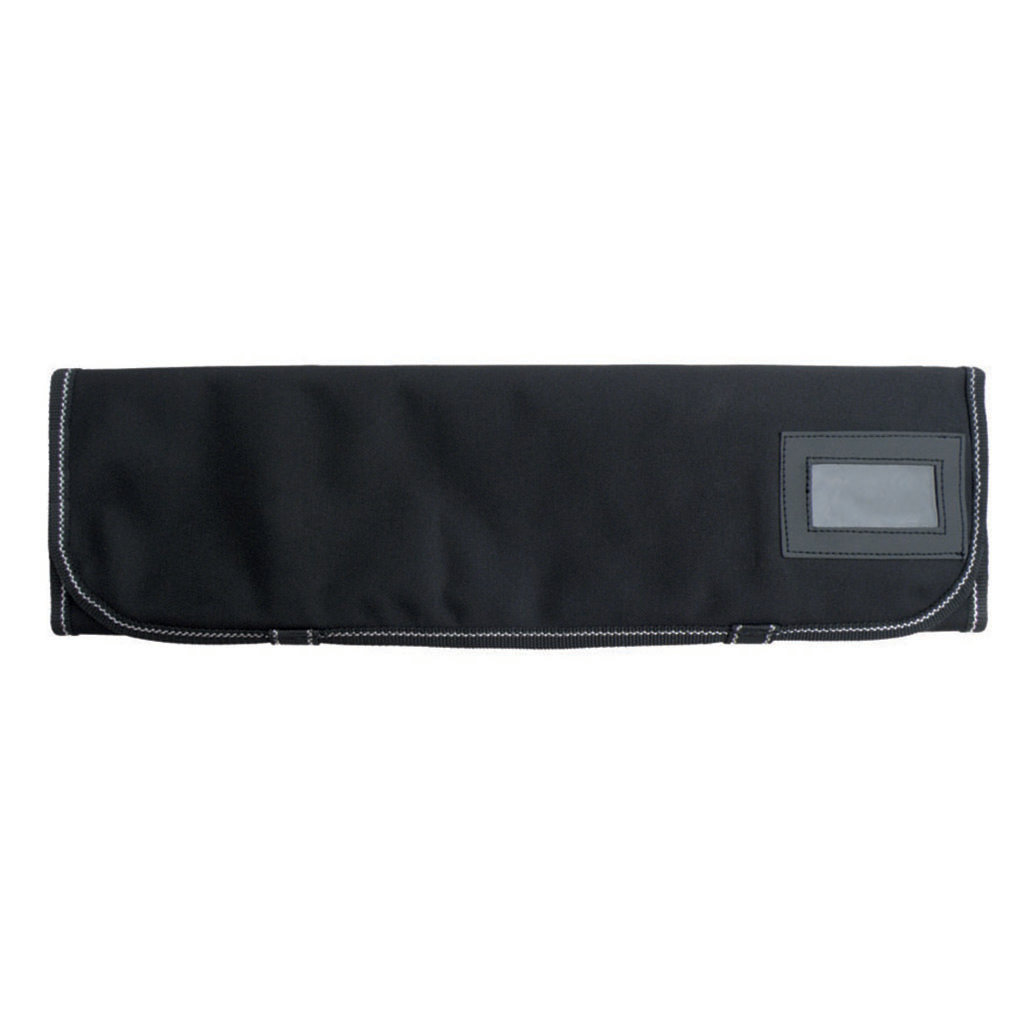 Eine lange schwarze Tasche mit weißen Nähten. Sie hat einen Etikettenhalter auf der rechten Seite. Der Hintergrund ist weiß.