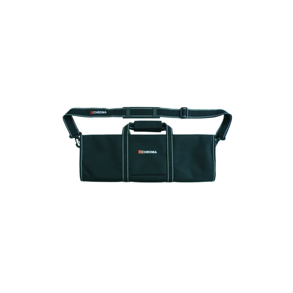 Eine schwarze Chroma-Tasche mit weißen Nähten und einem Schultergurt. Die Tasche hat einen Griff und das Chroma-Logo.