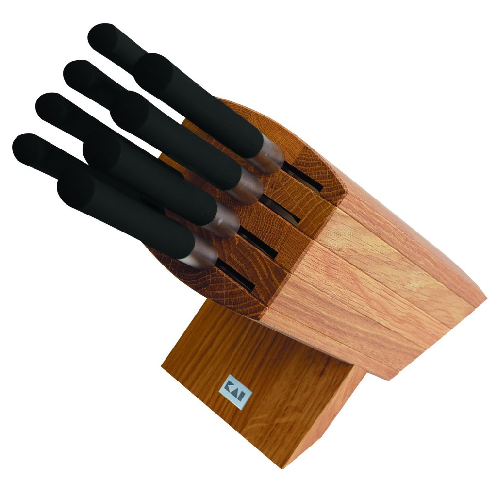 Ein Holzmesserblock mit sechs Messern. Die Messer haben schwarze Griffe und silberne Klingen. Der Block hat ein KAI-Logo auf der Vorderseite.