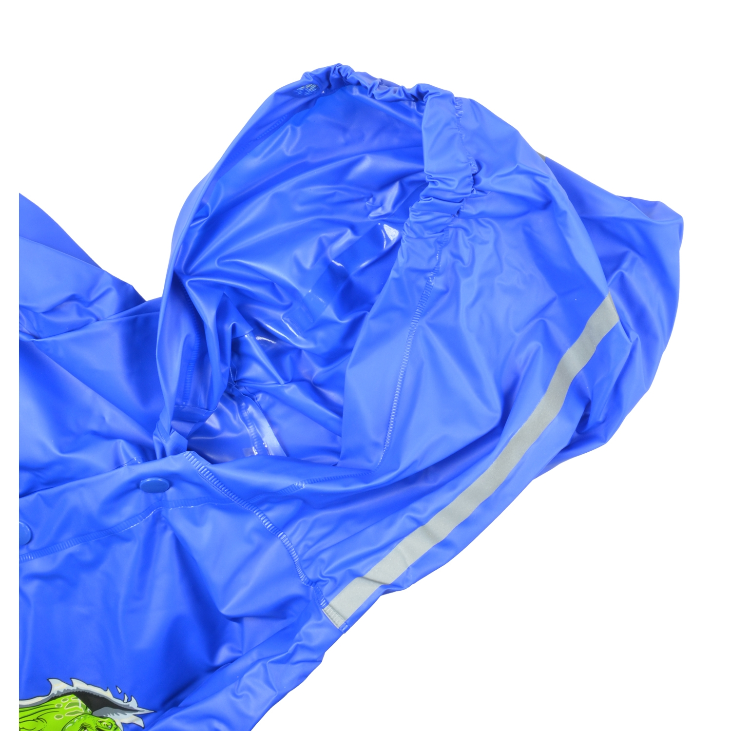 Ein blauer Regenmantel mit Kapuze, Reflexstreifen und Knopfverschlüssen. Er hat ein Dinosaurier-Motiv auf der Vorderseite.