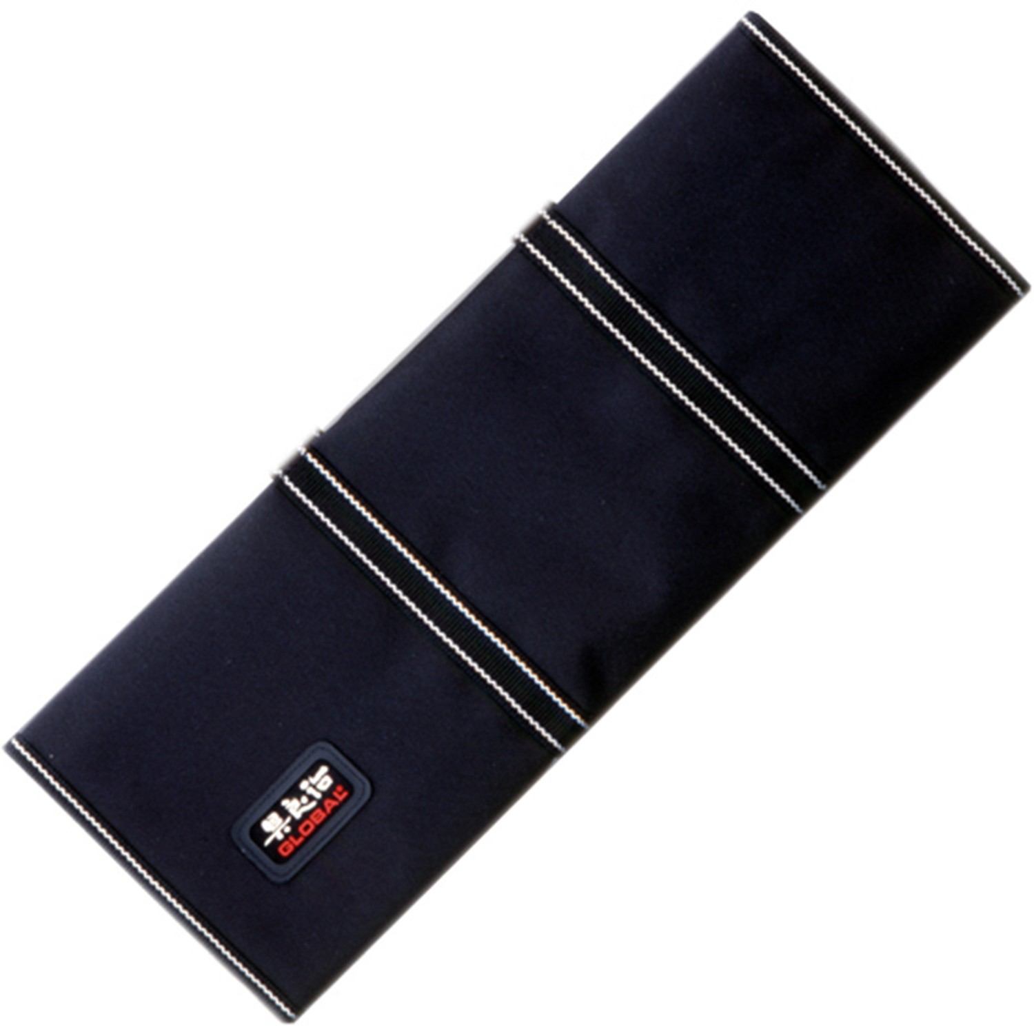 Ein dunkelblaues rechteckiges Etui mit weiß gestreiften Akzenten. Es hat ein Logo in der unteren Ecke. Der Hintergrund ist weiß.