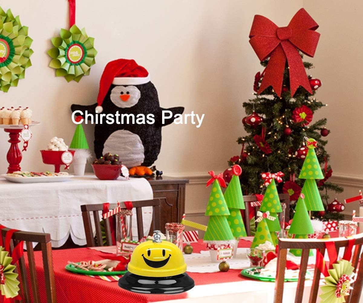 Eine Weihnachtsparty-Szene. Pinguindekor, Weihnachtsbaum und eine Glocke mit einem Smiley-Gesicht. Rote und grüne Dekorationen sind sichtbar.