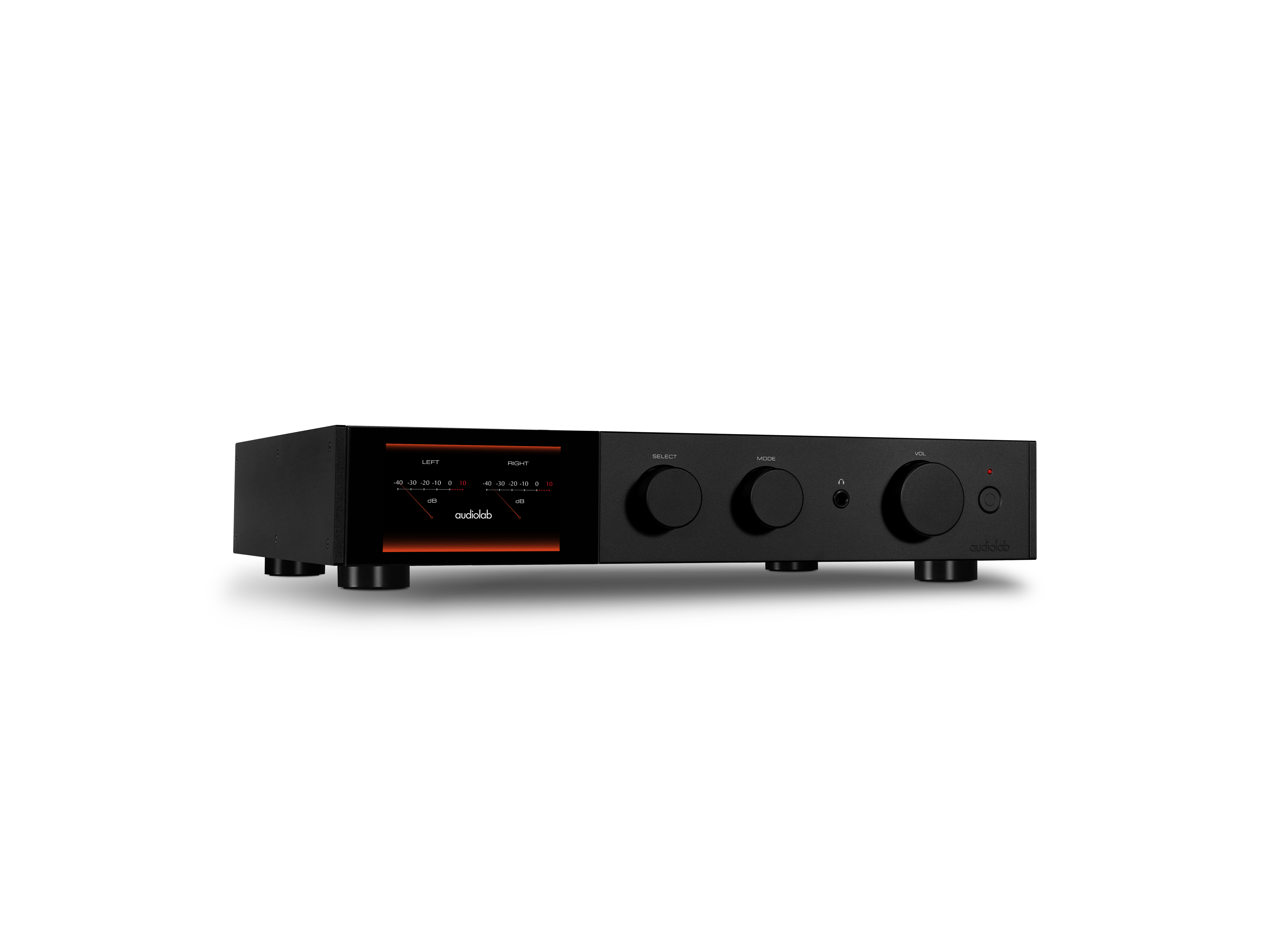 Een zwarte audioversterker met draaiknoppen, displays en knoppen. Hij heeft een rode stroomindicator en de merknaam.