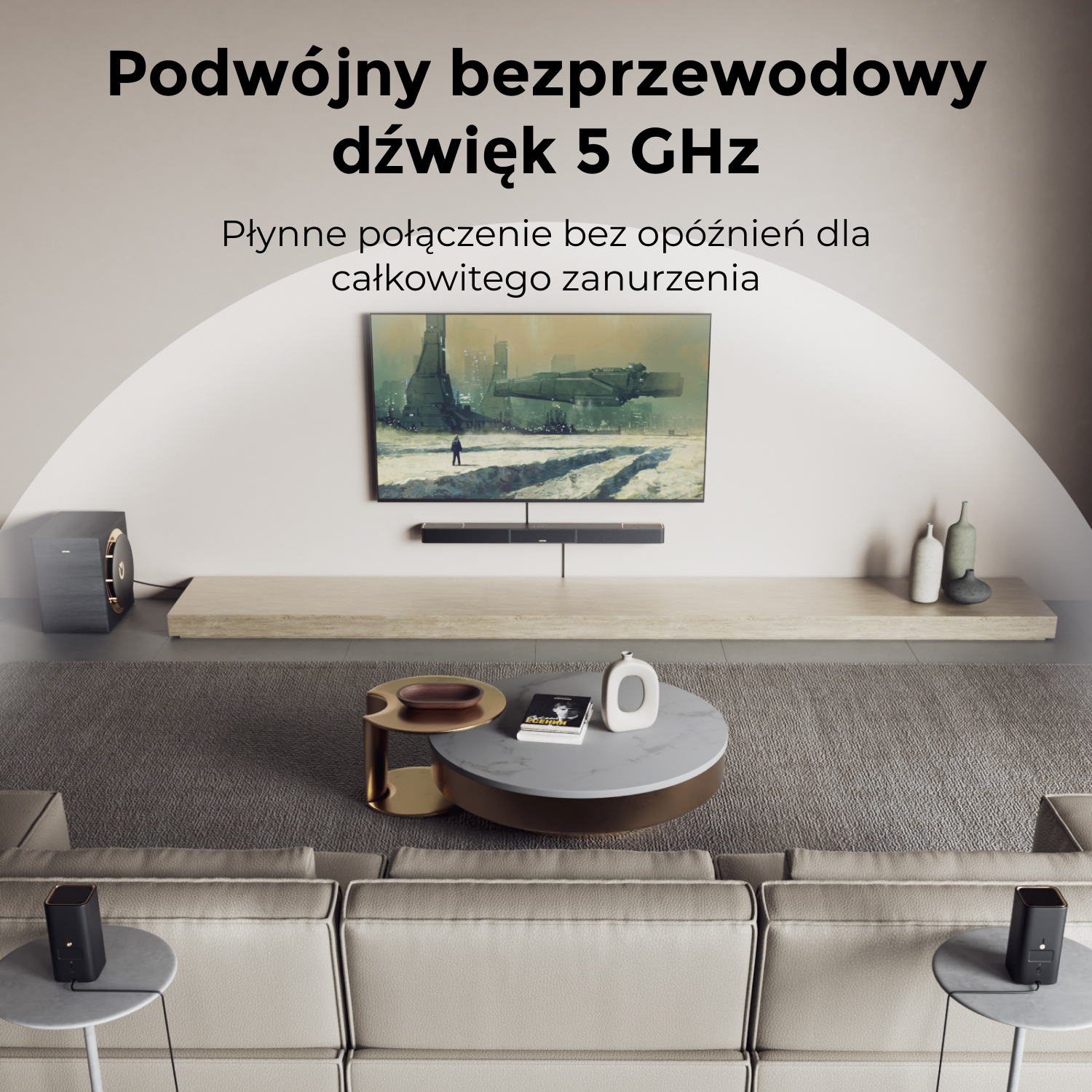 Salon z głośnikami, telewizorem, stolikiem kawowym i sofą. Nowoczesne wnętrze skupione na systemie dźwiękowym i rozrywce domowej.