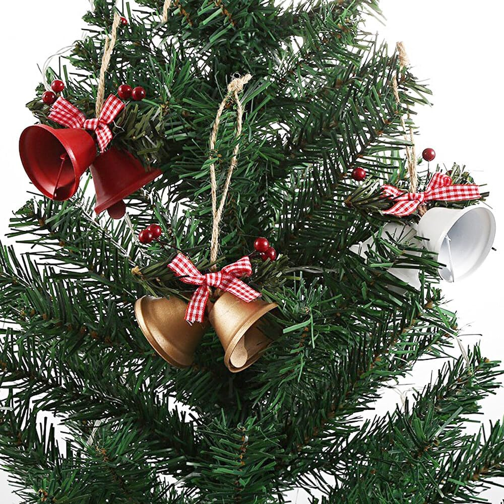 Nahaufnahme eines Weihnachtsbaums mit dekorativen Glocken in Rot, Gold und Weiß. Jede Glocke ist mit einer rot-weiß karierten Schleife verziert.