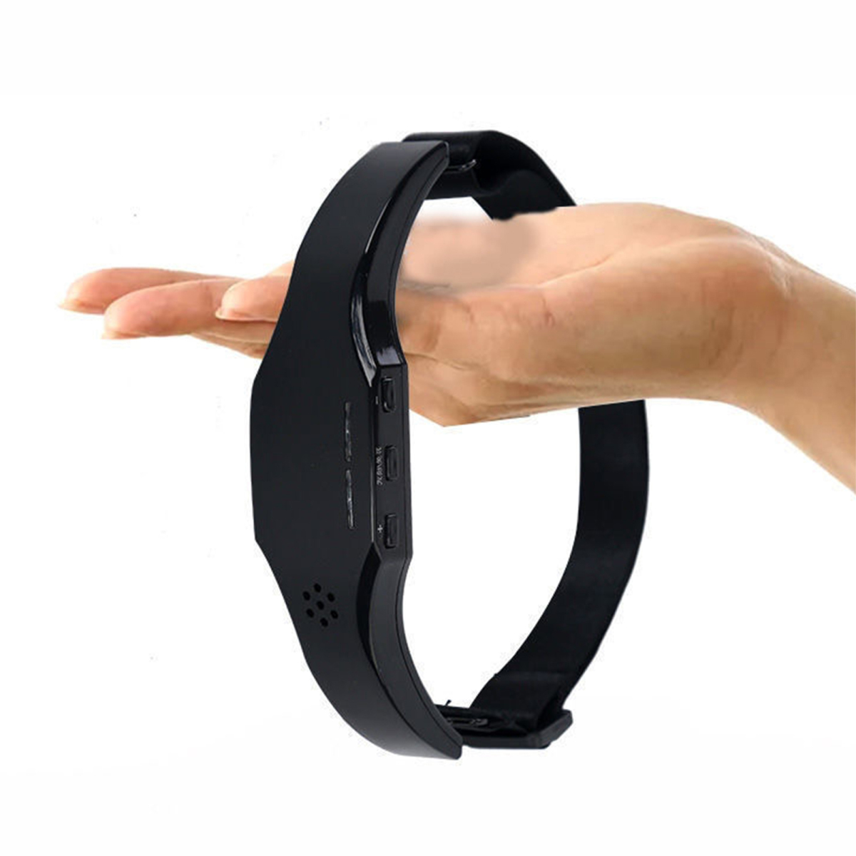 Eine Hand hält ein schwarzes tragbares Gerät. Das Gerät ist ein gebogenes Band mit Knöpfen, das von der Hand einer Person gehalten wird, auf weißem Hintergrund.