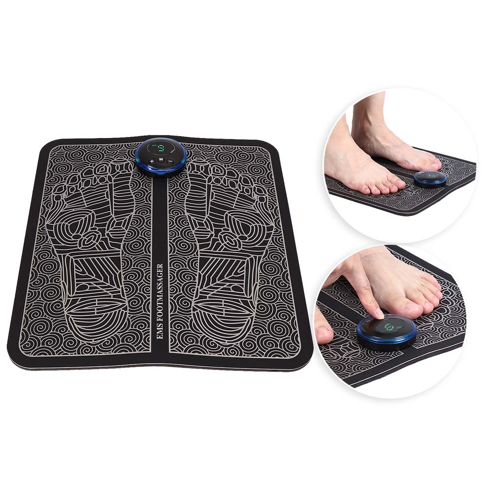 Fußmassagegerät mit Pads und Bedieneinheit. Enthält Nahaufnahmen von Füßen auf Pads und einer Hand, die die Steuerung bedient.
