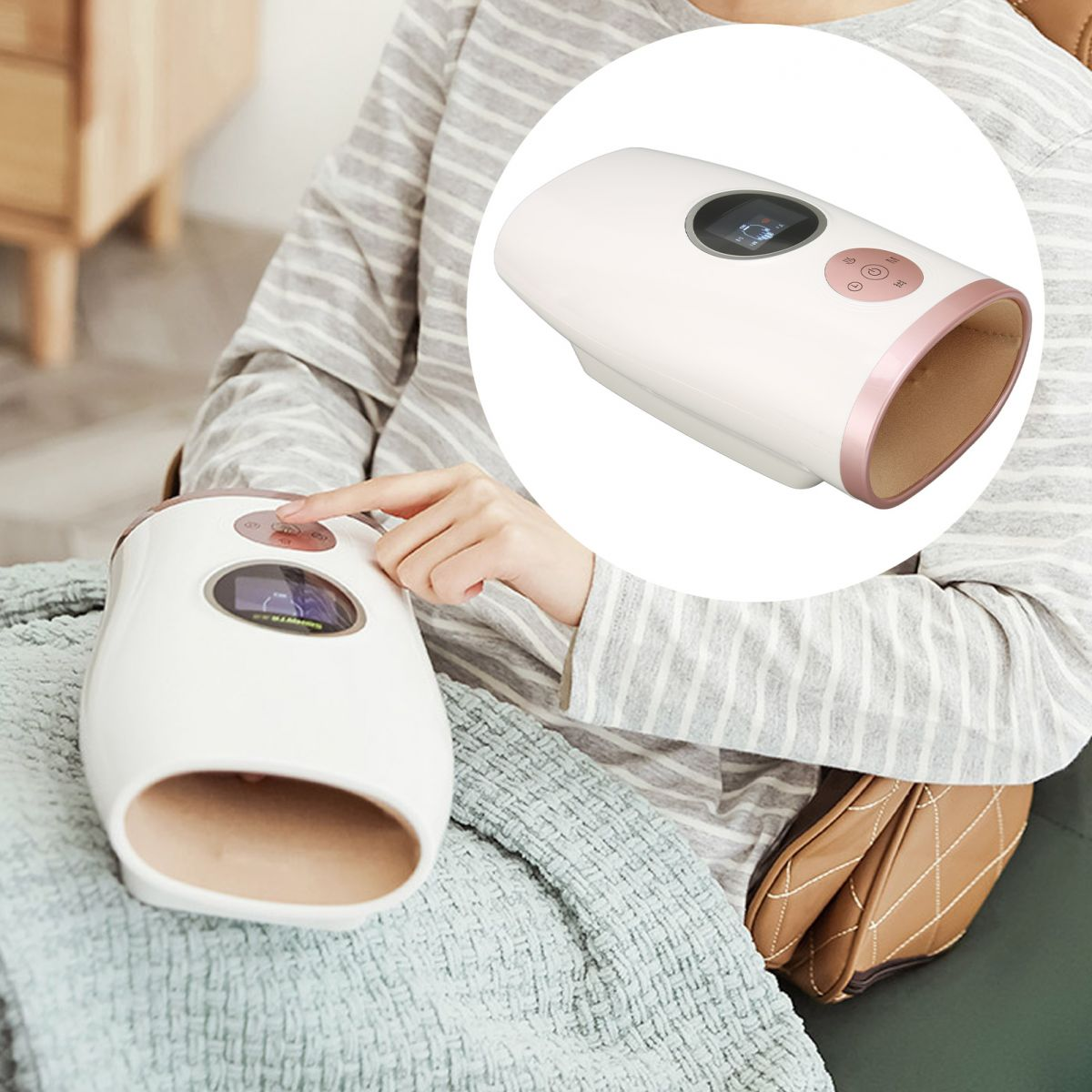 Eine Person benutzt ein weißes Handmassagegerät mit Bildschirm und rosa Akzenten. Die Person trägt ein gestreiftes Hemd und sitzt auf einem Sofa.