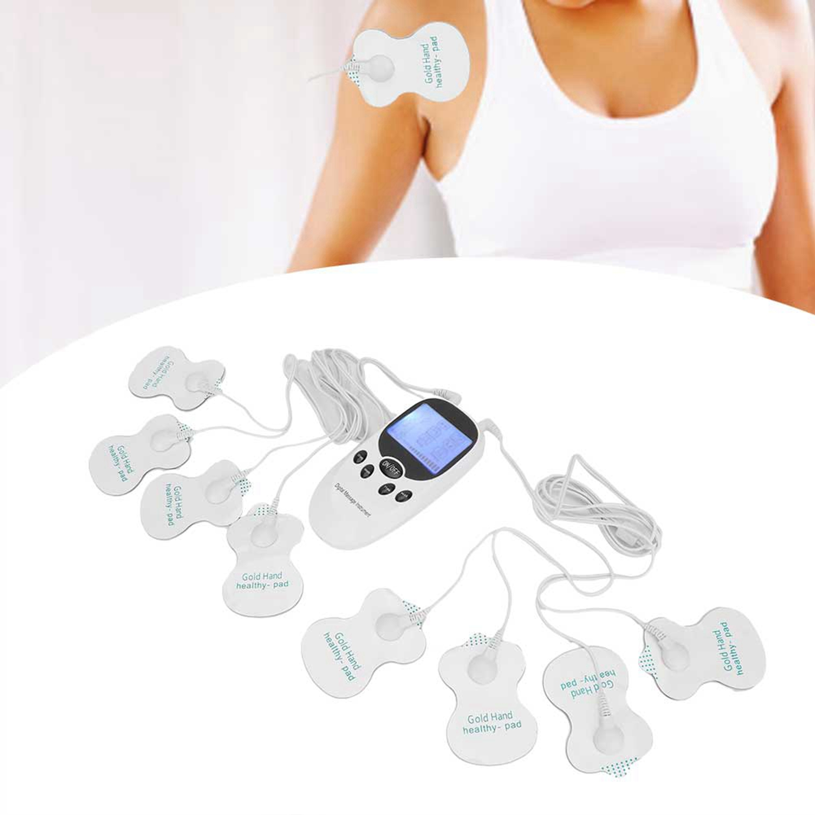 Eine Person mit weißem Tanktop hat eine Elektrodenauflage an der Schulter. Ein digitales Massagegerät ist sichtbar.