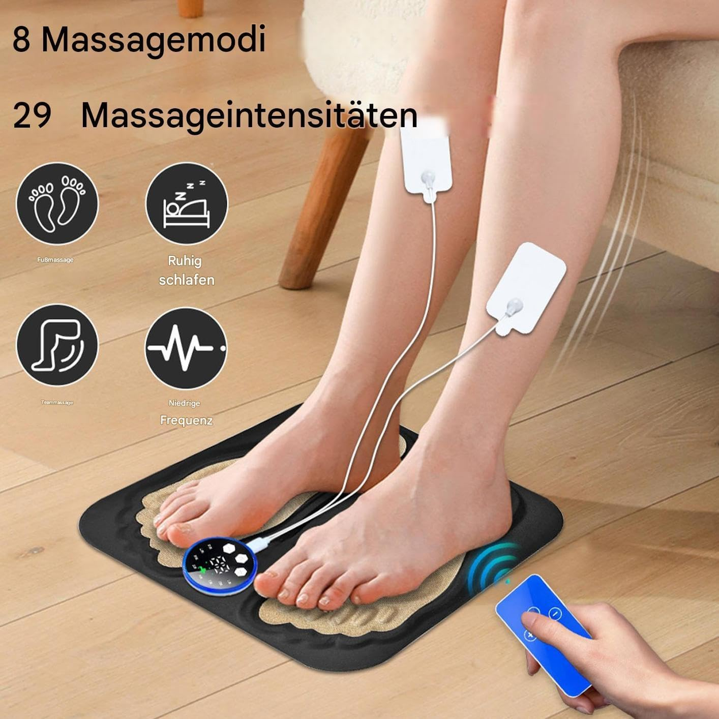 Person benutzt Fußmassagegerät. Füße auf Matte mit Bedienelementen, Beinpolster befestigt. Fernbedienung in der Hand. Massage-Einstellungs-Icons.