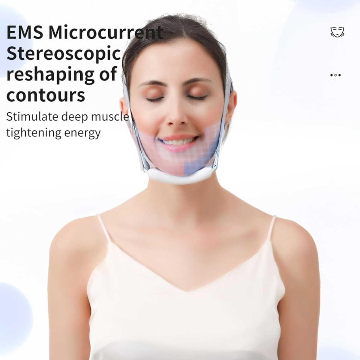 Eine Frau trägt ein Gesichtsgerät. Text lautet: EMS Microcurrent Stereoscopic reshaping of contours. Sie hat geschlossene Augen und lächelt.