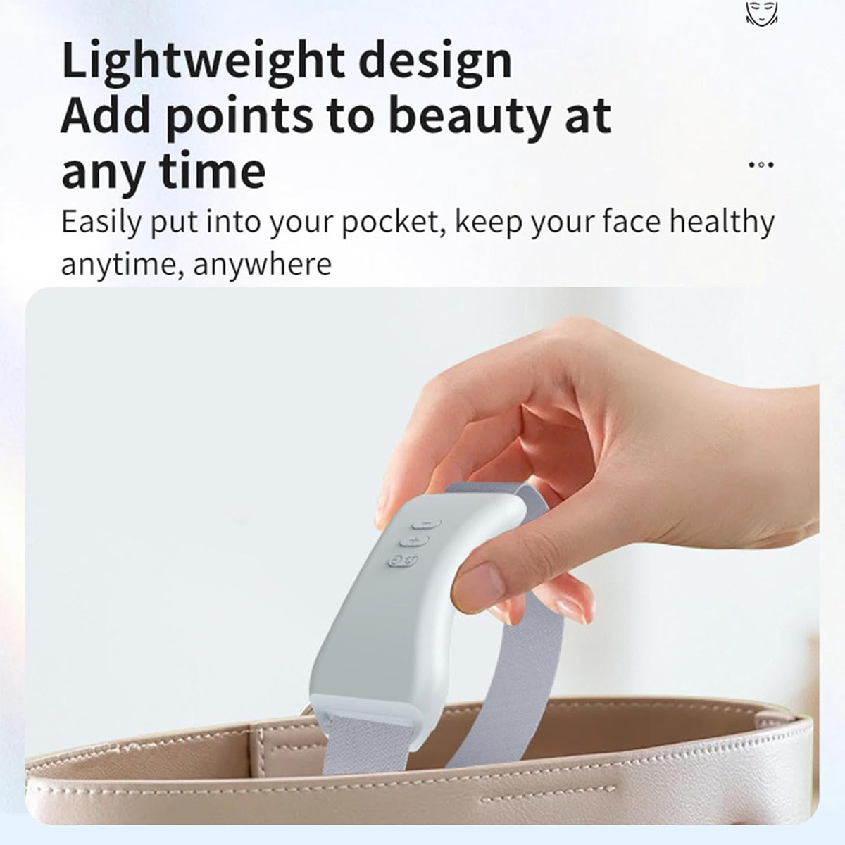 Eine Hand legt ein graues Schönheitsgerät in eine beige Tasche. Das Gerät hat Knöpfe und einen Riemen. Oben steht 'Leichtes Design'.