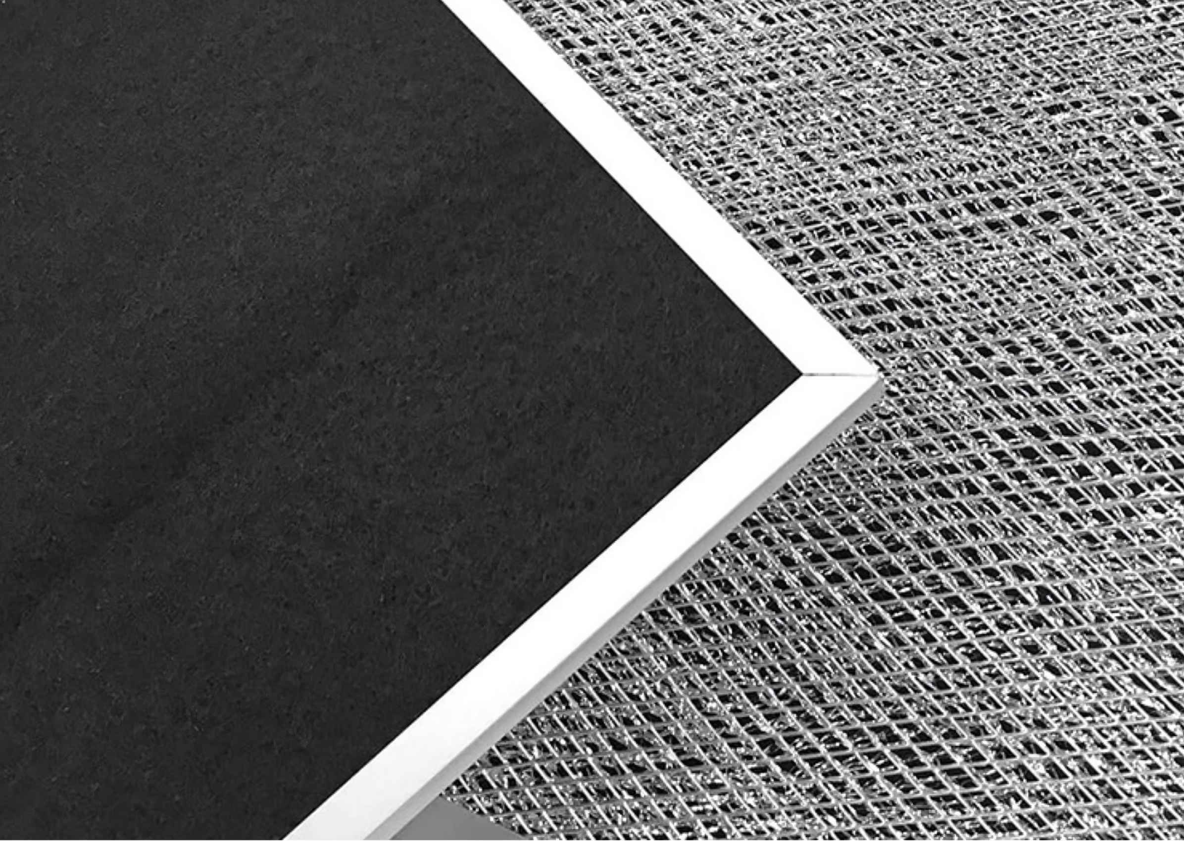 Nahaufnahme zeigt einen schwarzen rechteckigen Filter neben einem silbernen Netz. Beide sind abgewinkelt, mit weißem Rahmen.