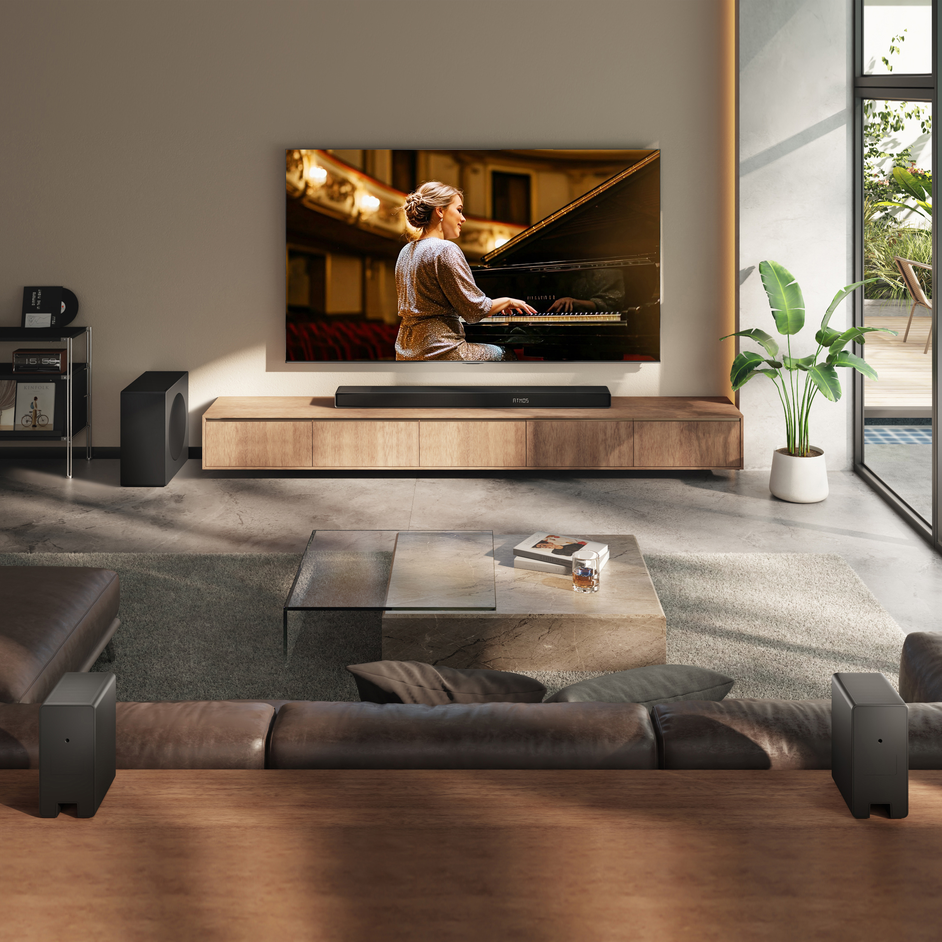 Nowoczesny salon z fortepianem w telewizji. Kobieta gra. Jest system dźwiękowy i duża roślina.