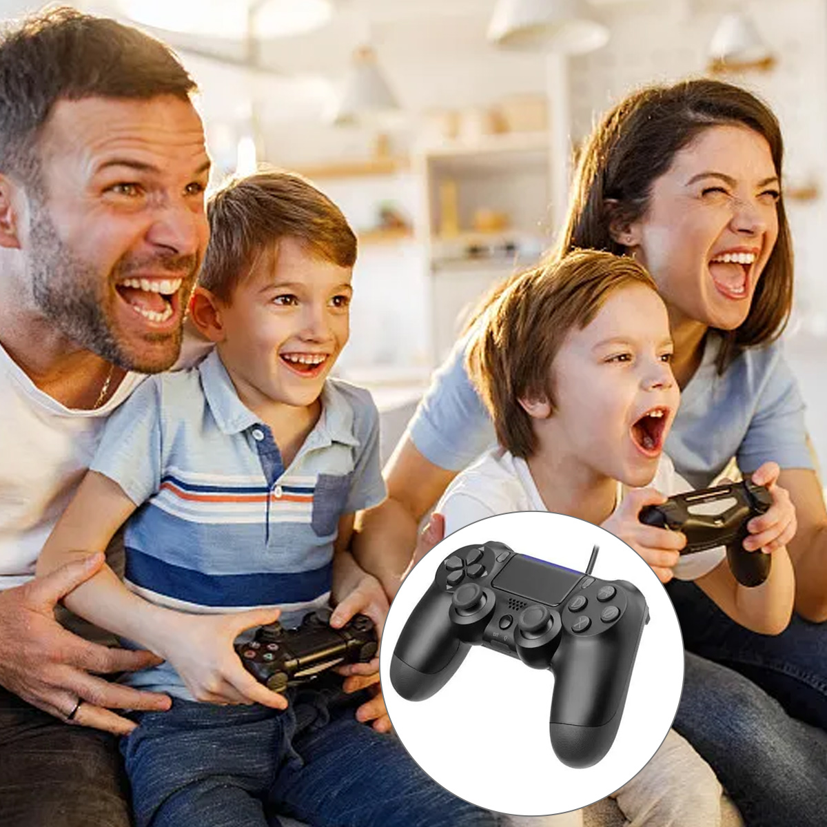 Familie spielt freudig Videospiele. Eltern und Kinder halten Controller und lachen. Ein schwarzer Controller ist im Vordergrund.